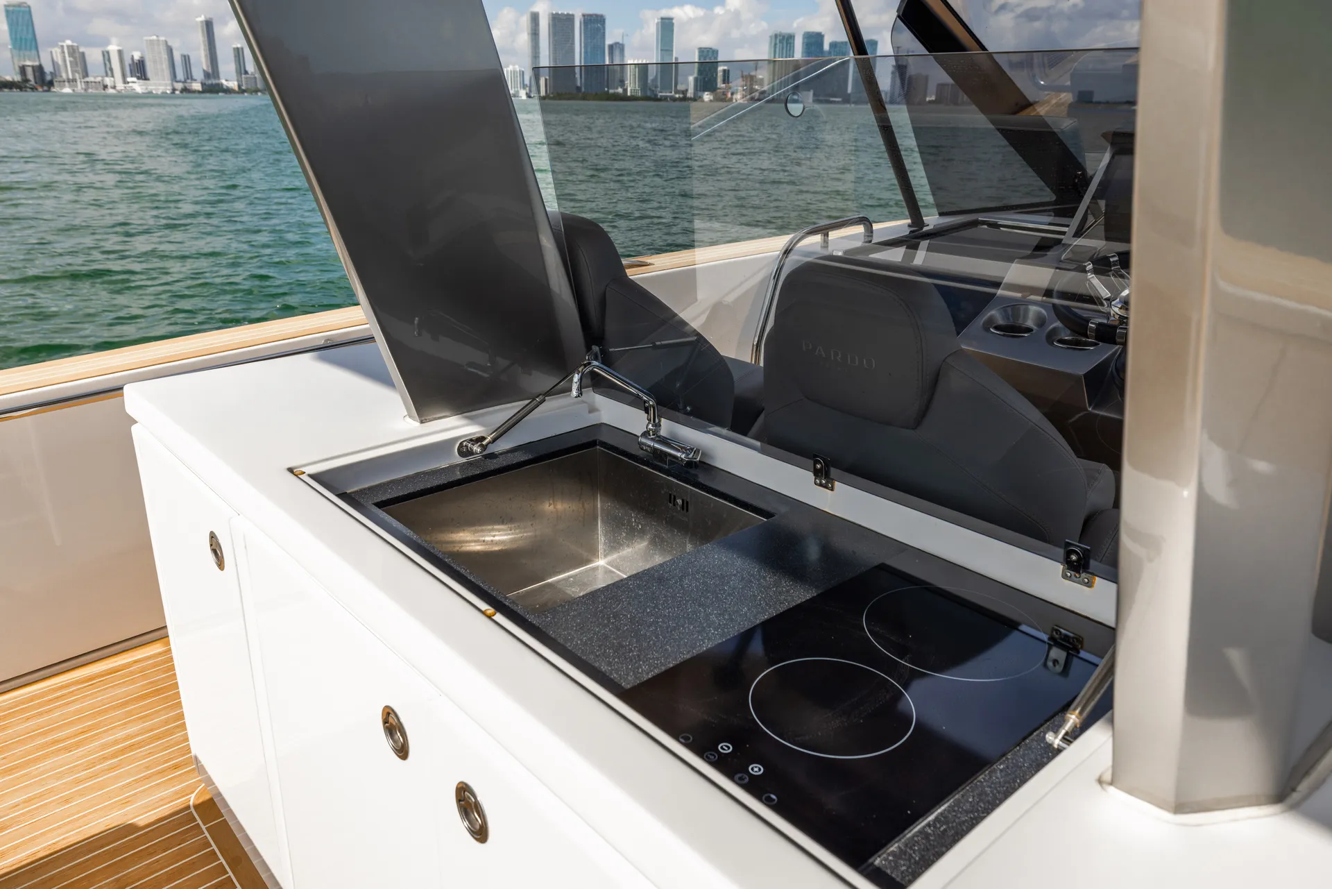 Luxury Day Boat In Montauk NY - Pardo 43