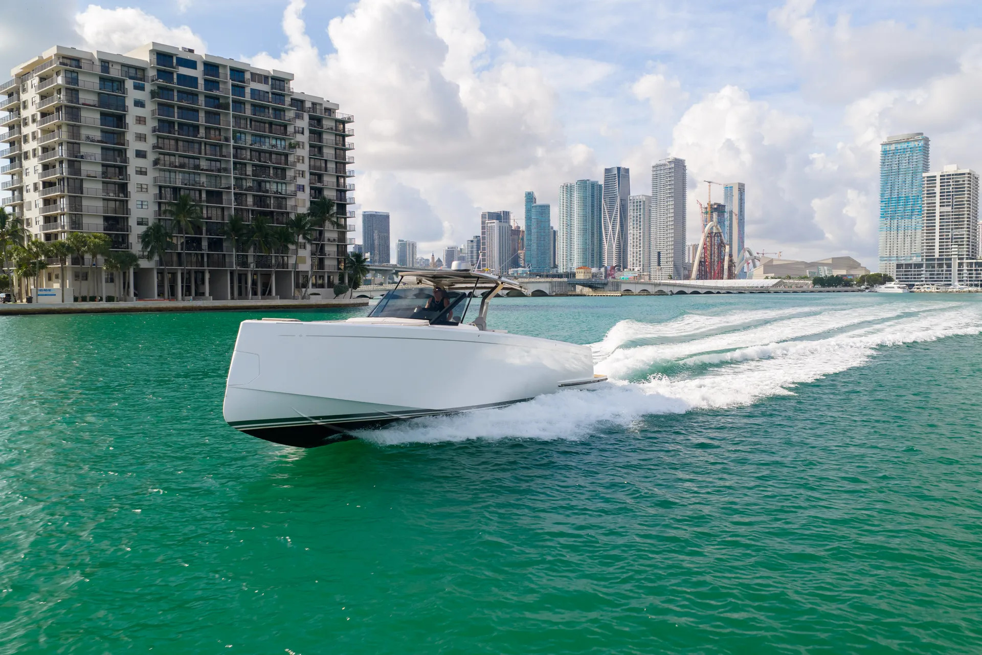 Luxury Day Boat In Montauk NY - Pardo 43