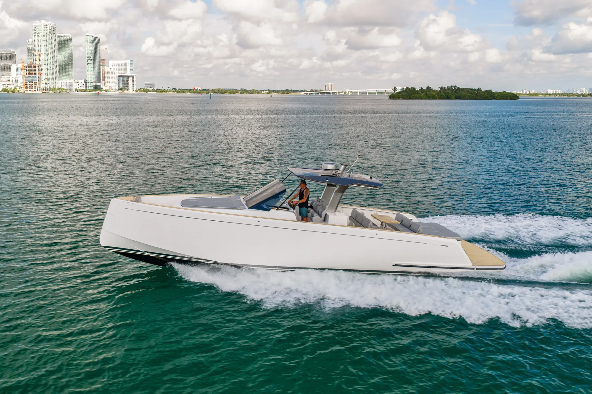 Luxury Day Boat In Montauk NY - Pardo 43