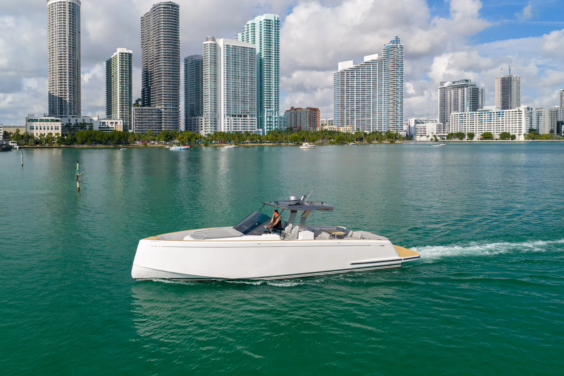 Luxury Day Boat In Montauk NY - Pardo 43