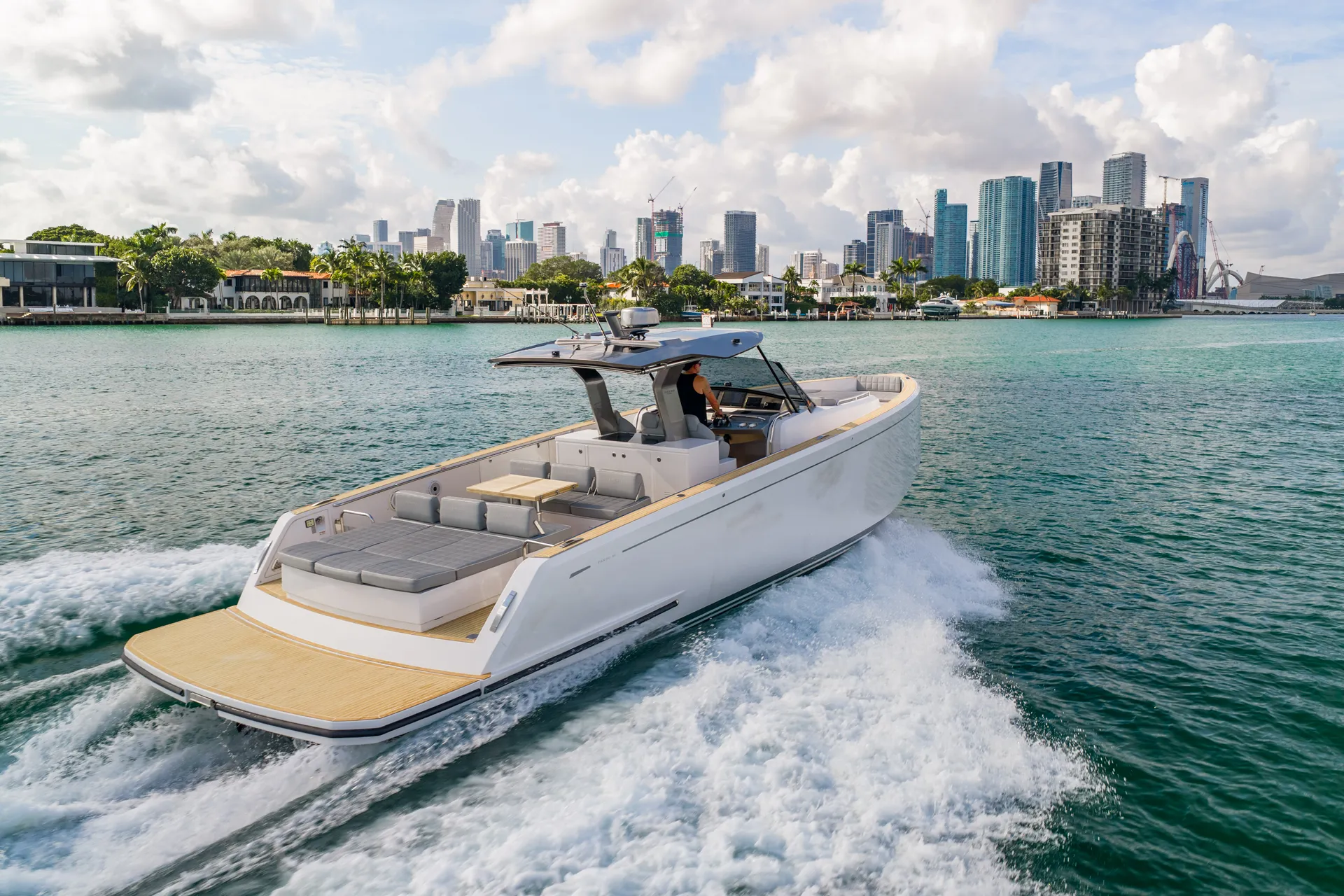 Luxury Day Boat In Montauk NY - Pardo 43