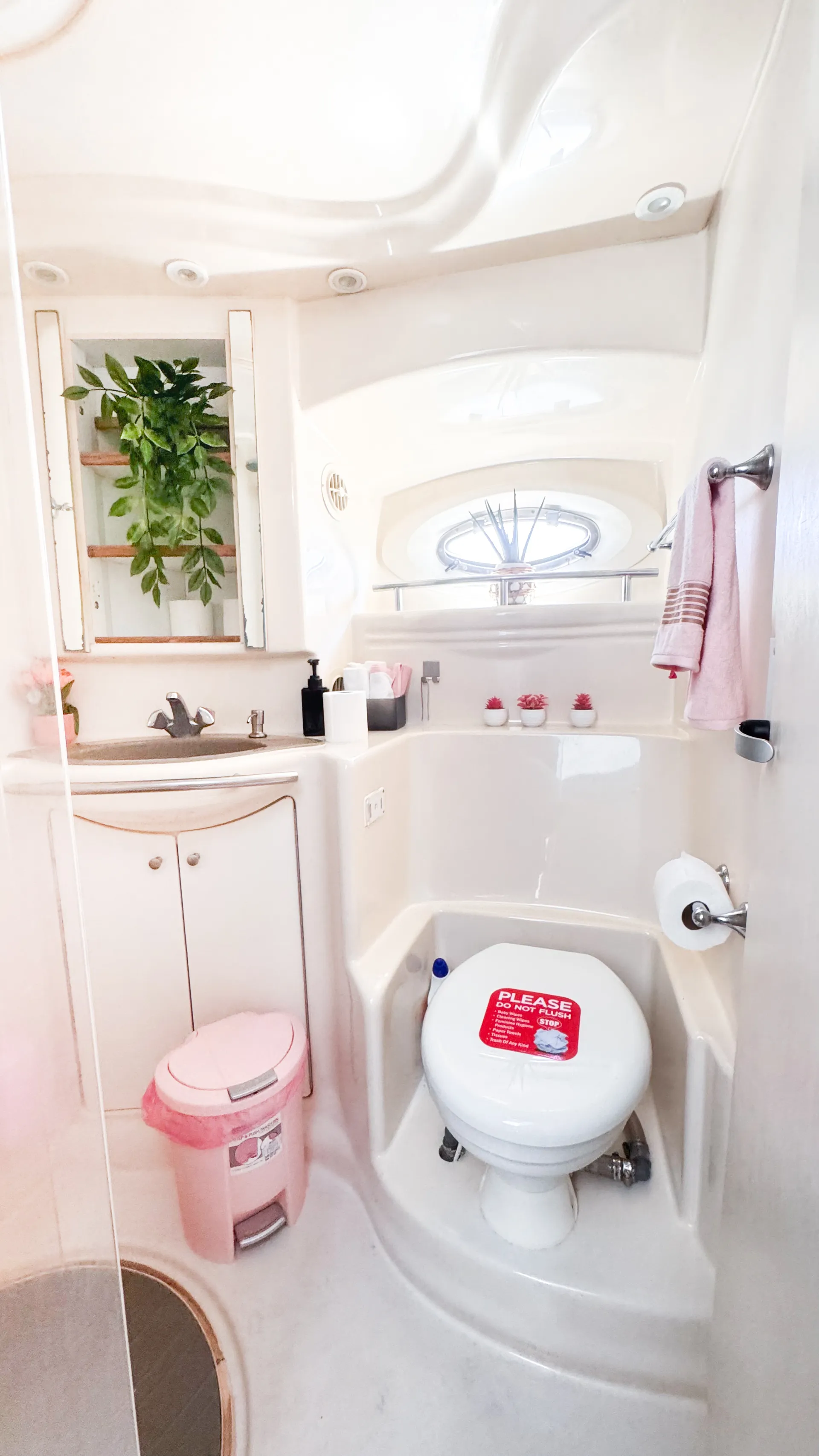  Enjoy MAXUM 46ft "Pink Lady" in Miami!