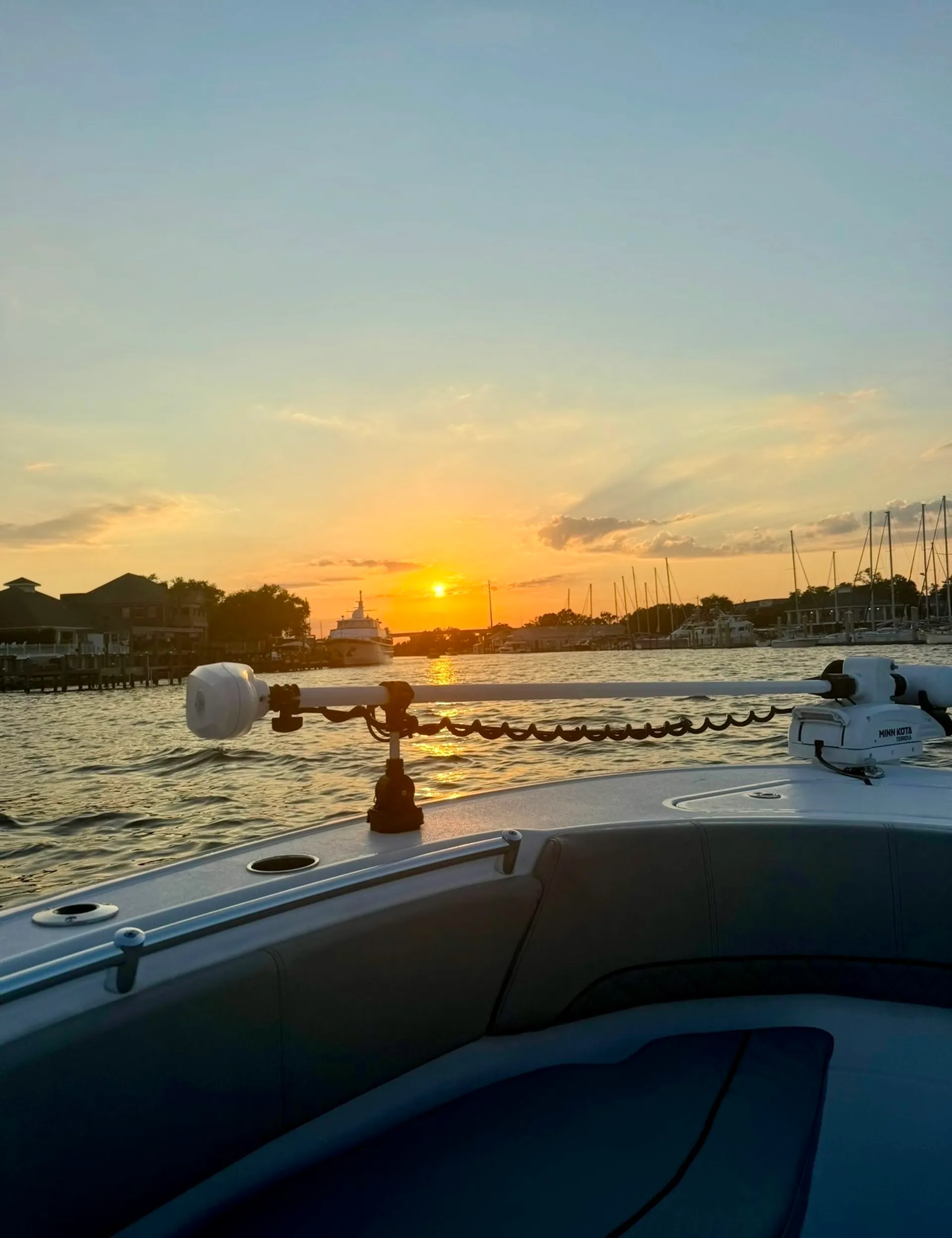 23’ Center Console : Fish/Cruise/Sandbar 