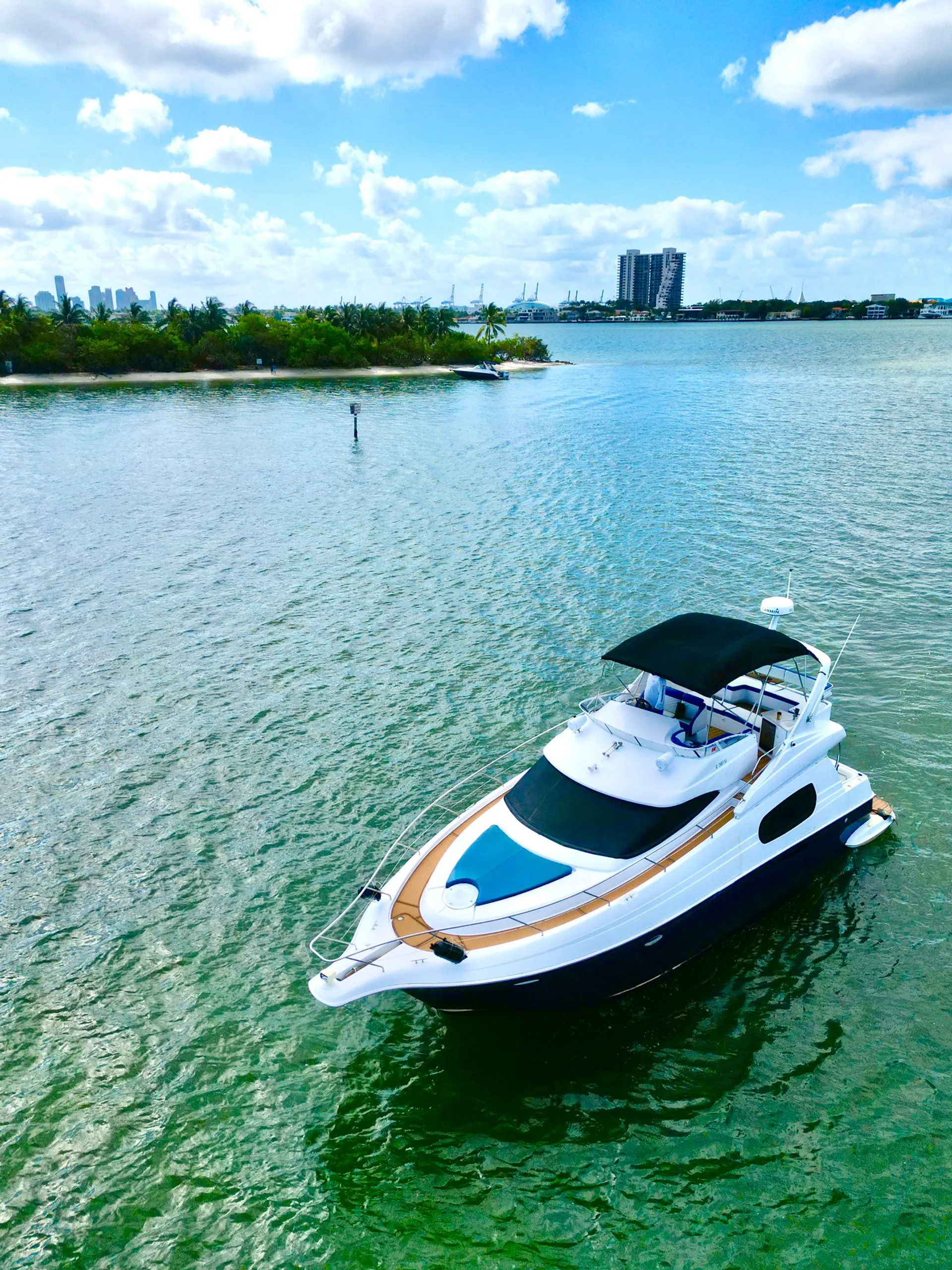 Enjoy “OTTAWA” Silverton Flybridge 48ft Luxury Yacht in Miami!