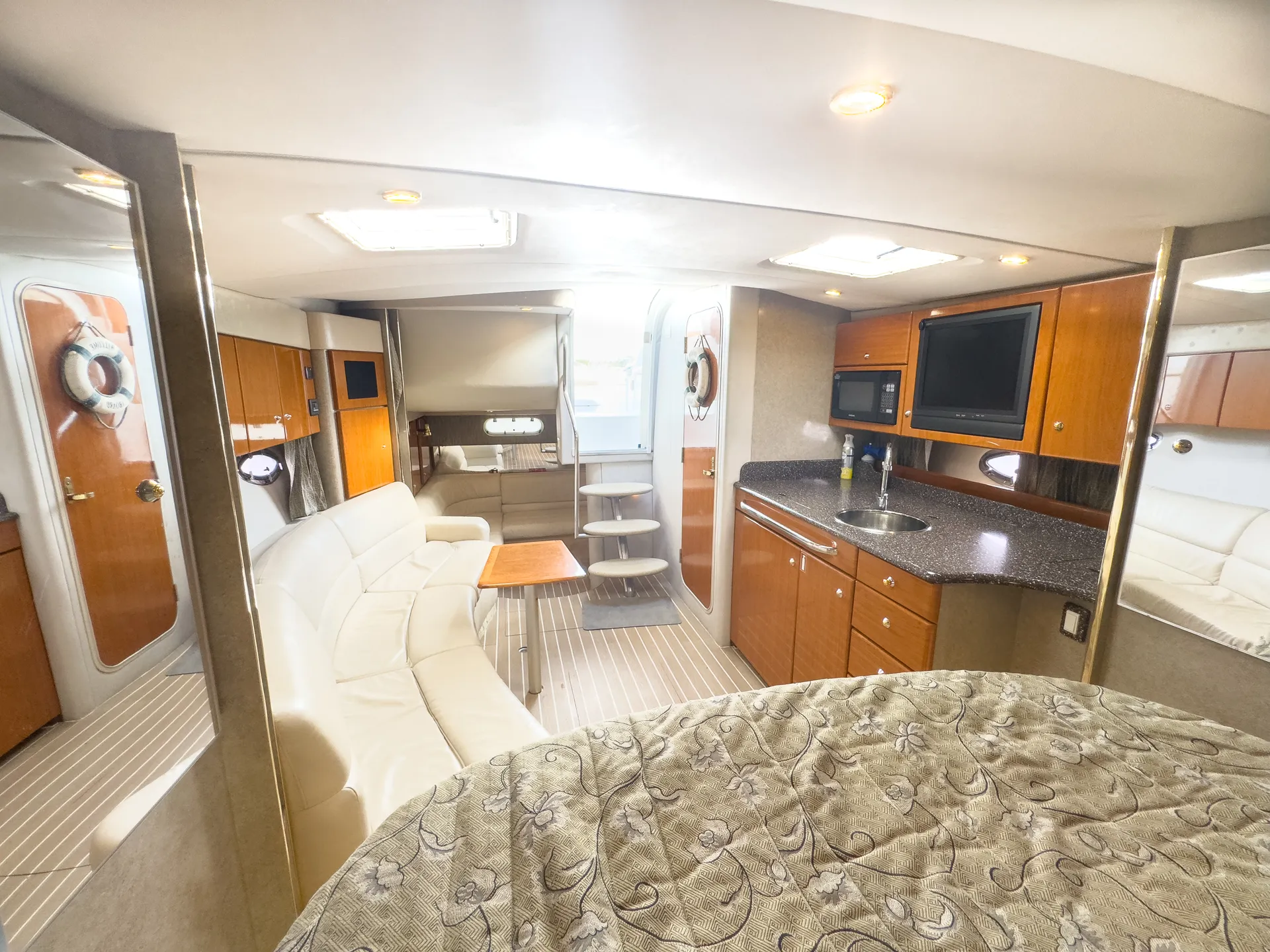 Enjoy your day with our "MADRID" Formula 40ft Yacht!