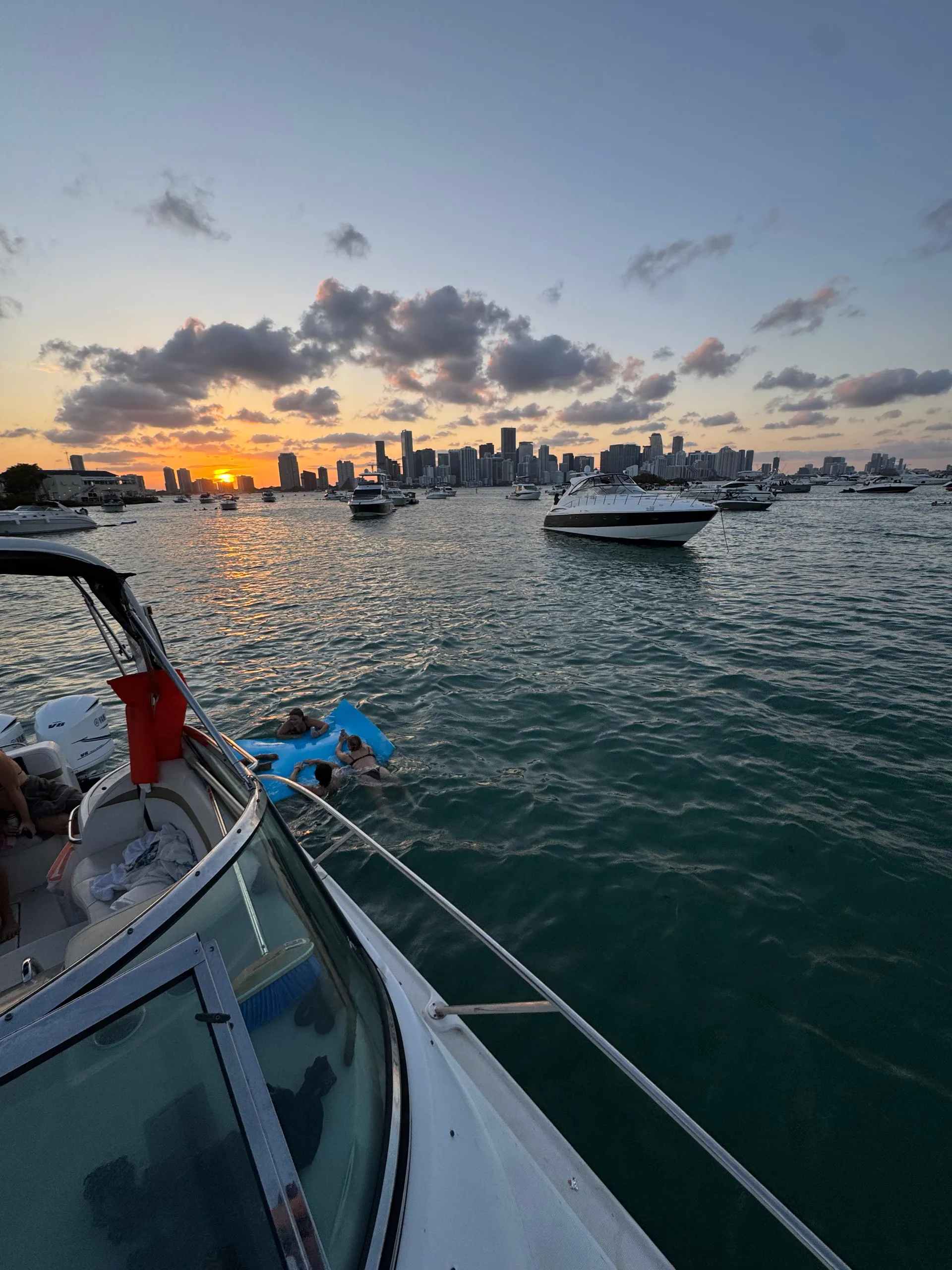 Enjoy your day with our "MADRID" Formula 40ft Yacht!