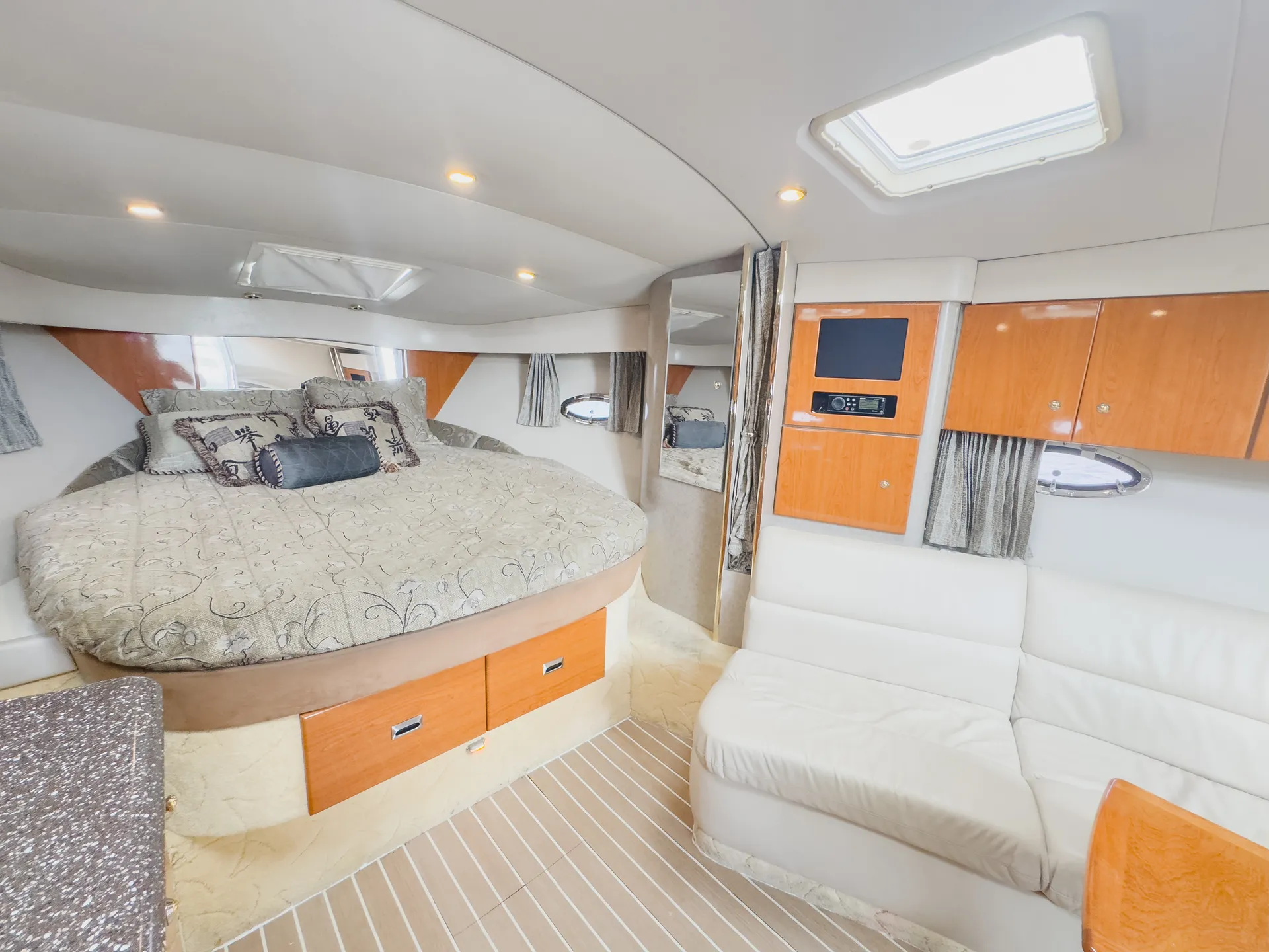 Enjoy your day with our "MADRID" Formula 40ft Yacht!