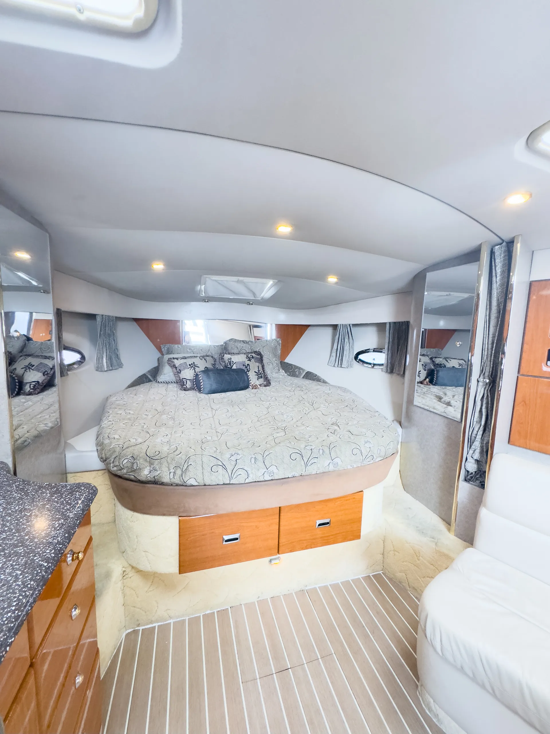 Enjoy your day with our "MADRID" Formula 40ft Yacht!