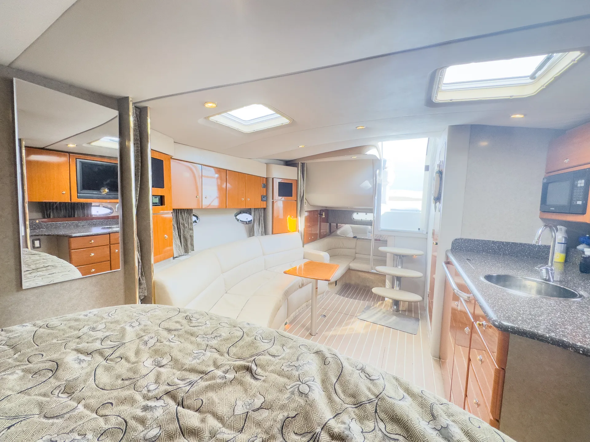 Enjoy your day with our "MADRID" Formula 40ft Yacht!