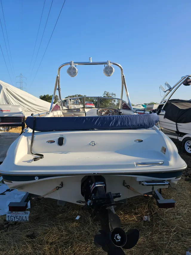 Rent a BAYLINER deck boat in Rio Linda, CA near me