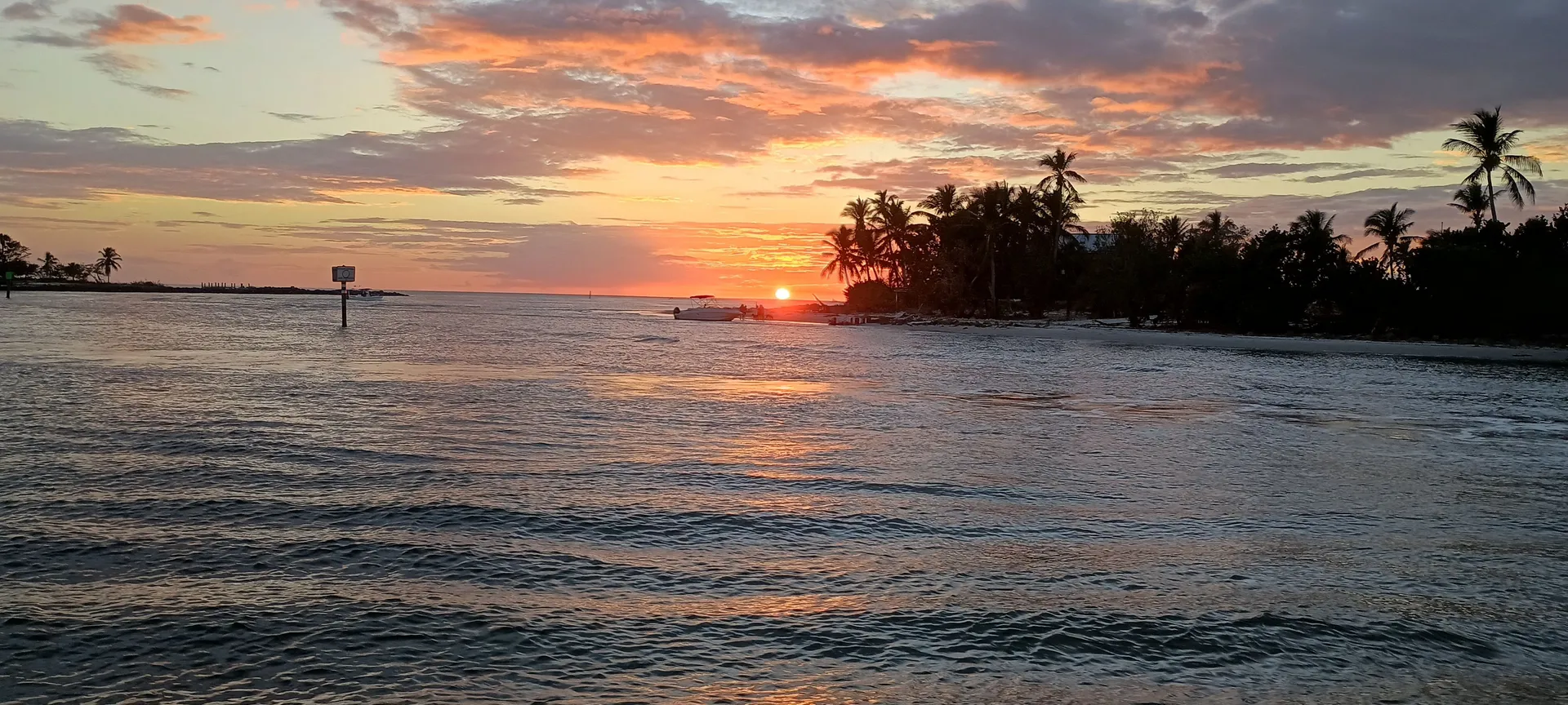 Deluxe 27' Tritoon w/ 300 HP Outboard in the heart of Naples