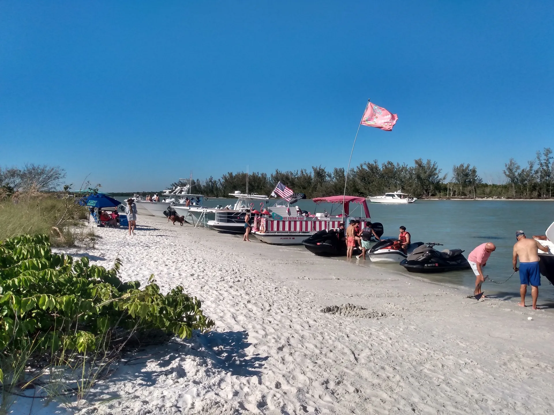 Deluxe 27' Tritoon w/ 300 HP Outboard in the heart of Naples