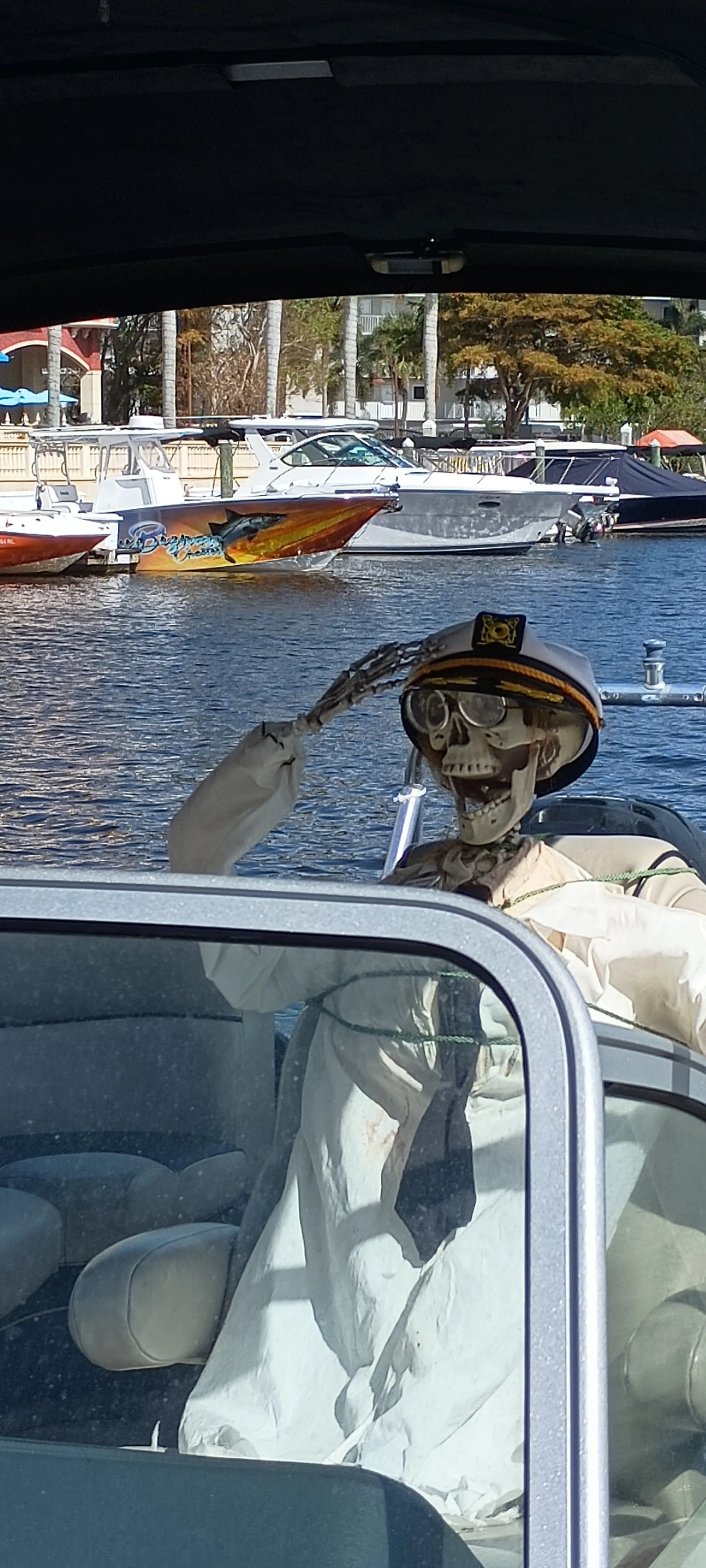 Deluxe 27' Tritoon w/ 300 HP Outboard in the heart of Naples