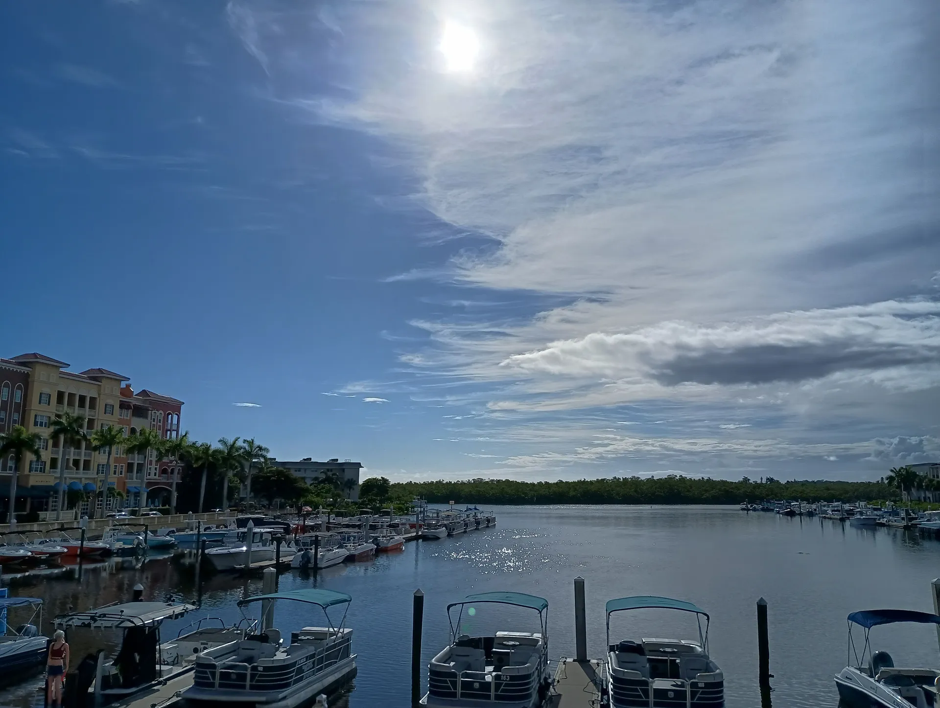 Deluxe 27' Tritoon w/ 300 HP Outboard in the heart of Naples
