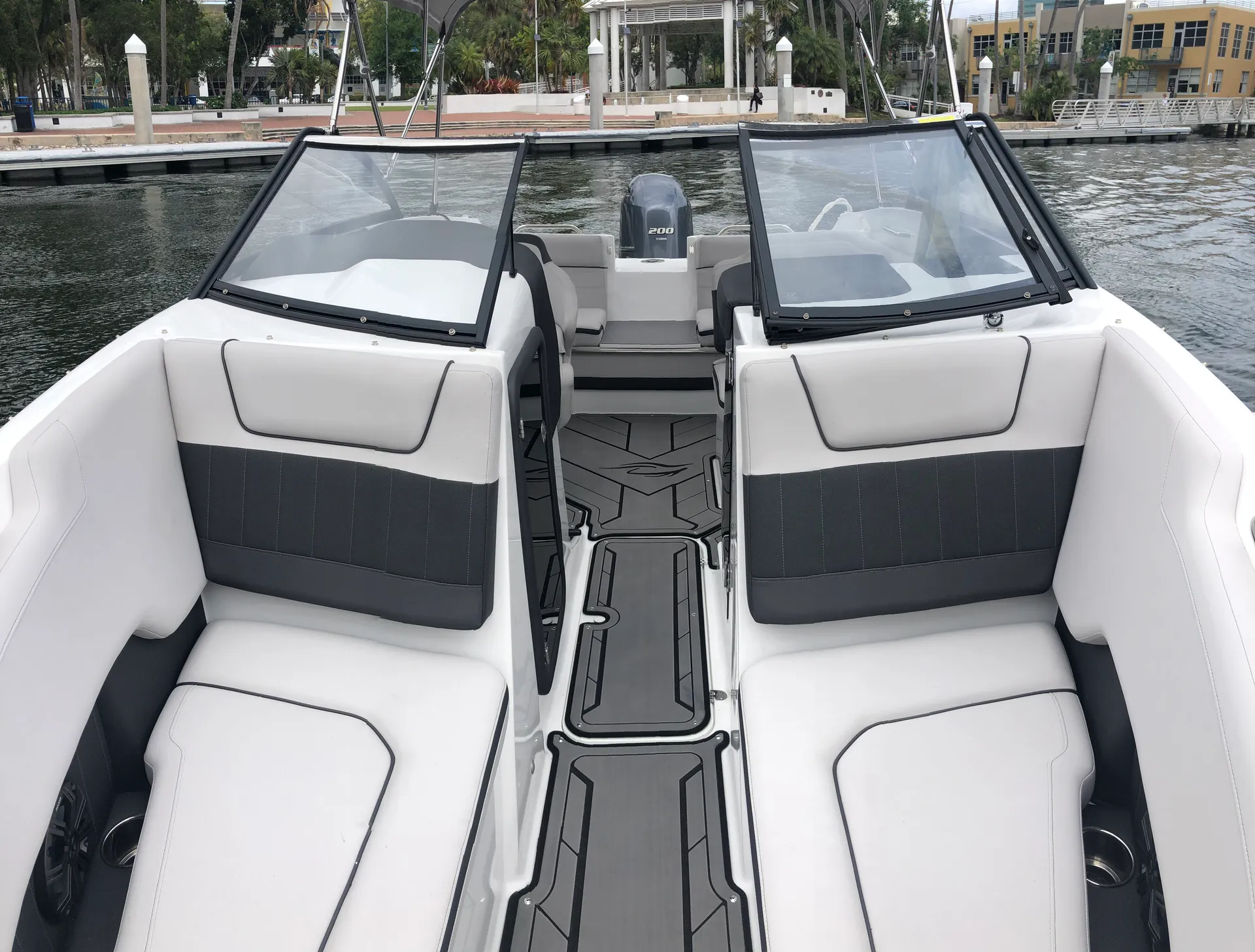 200HP Rinker Q3 23' for 12 ppl in HOLLYWOOD