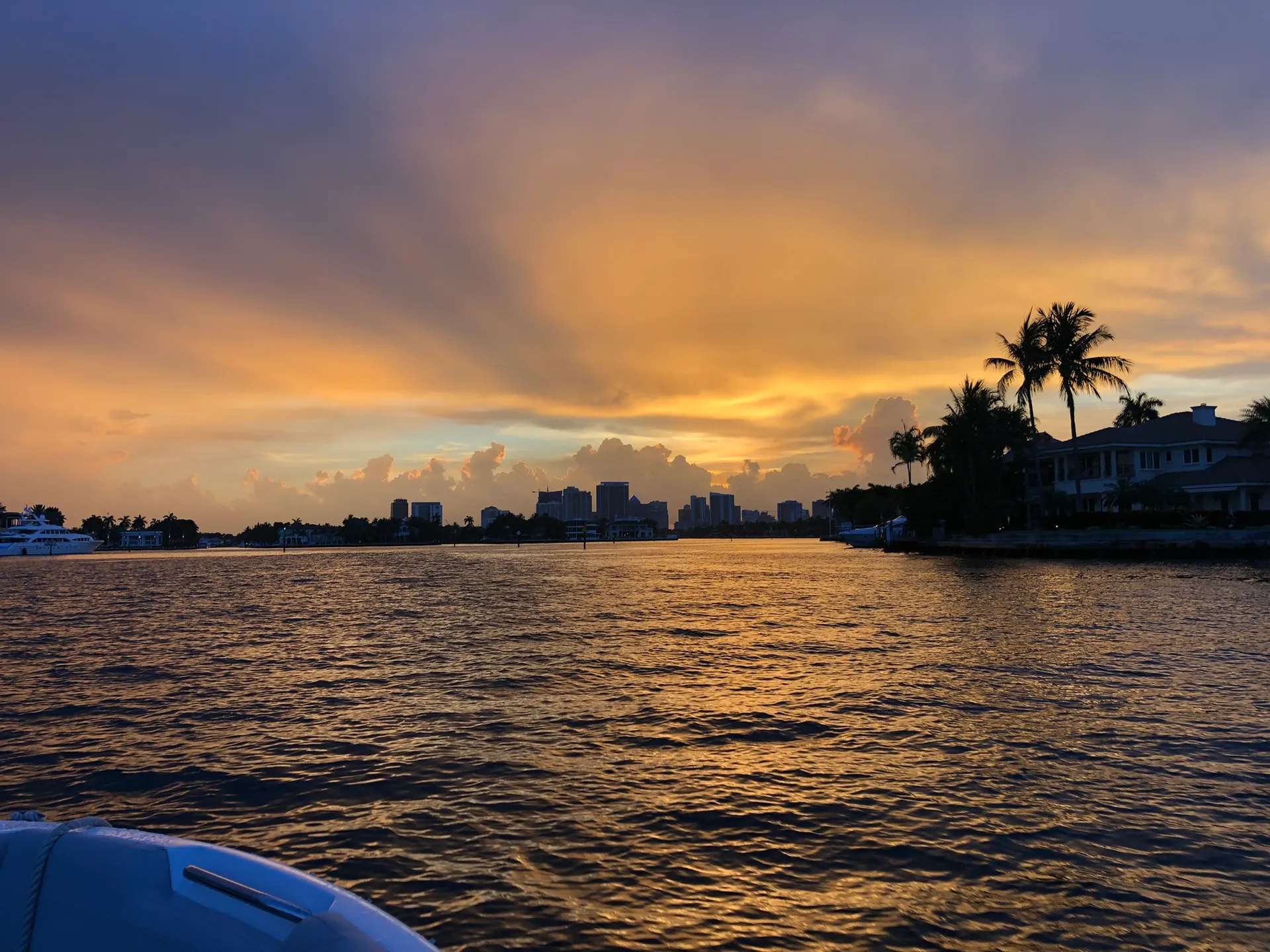 200HP Rinker Q3 23' for 12 ppl in HOLLYWOOD