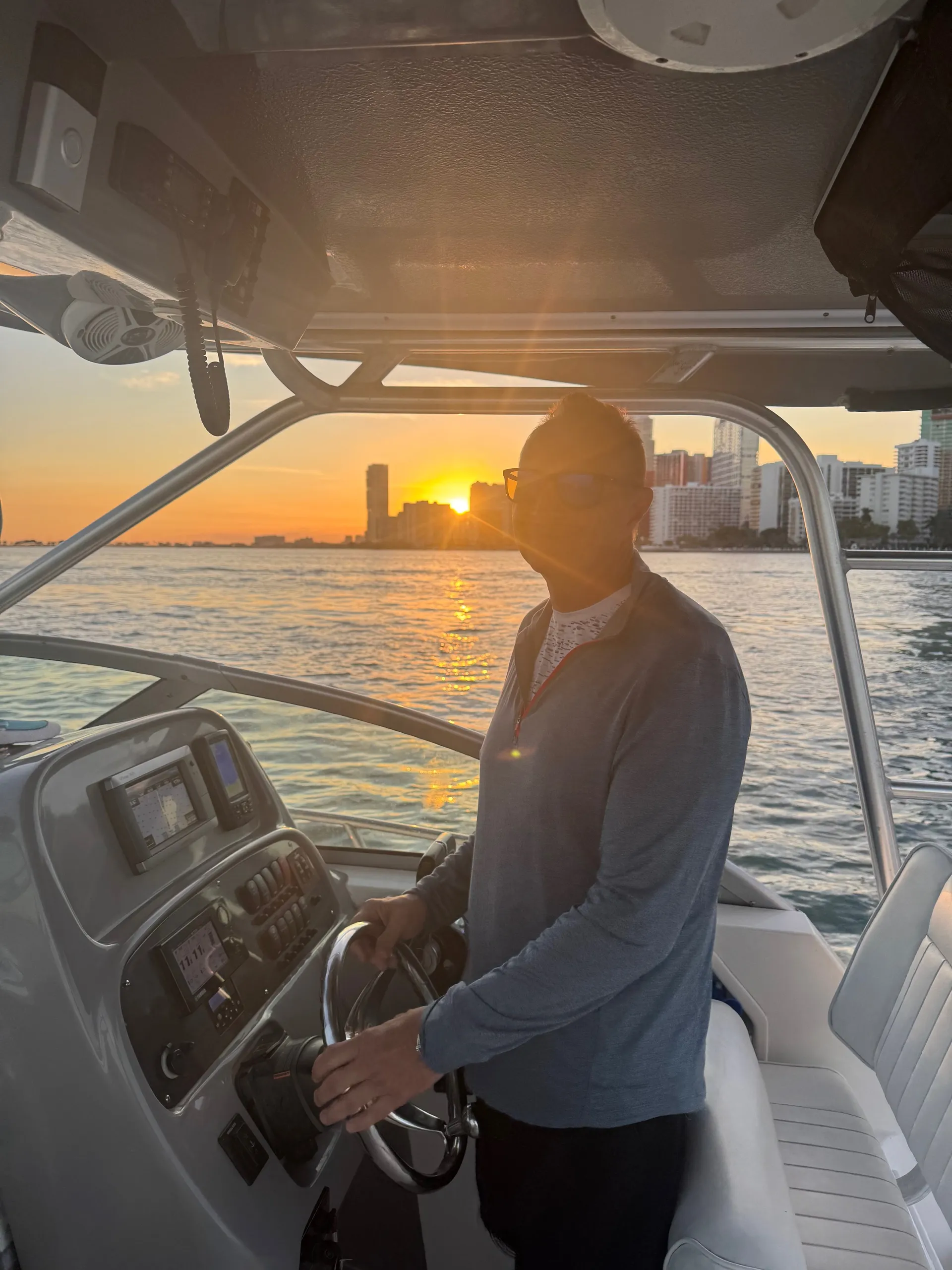 SEA MAVERICK 27’ | YOU DESIGN YOUR TOUR. ENJOY MIAMI WATER AND VIEWS