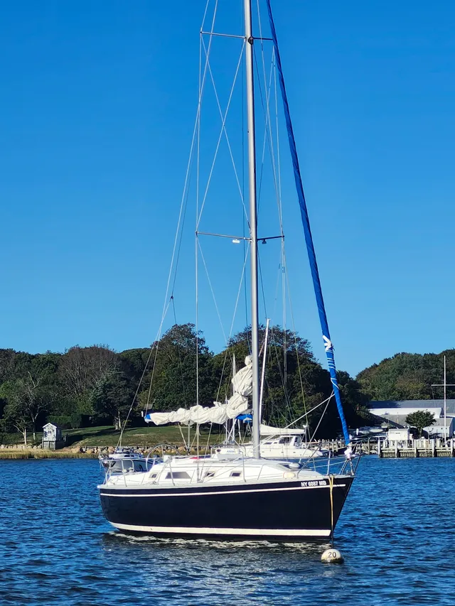 Rent a HUNTER cruiser in Shelter Island, NY near me