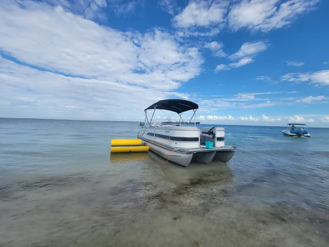 Rent a ENCORE BENTLEY pontoon in Ellenton, FL near me