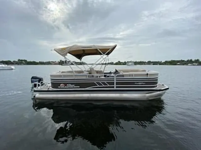 Rent a Sun Tracker pontoon in Hollywood, FL near me