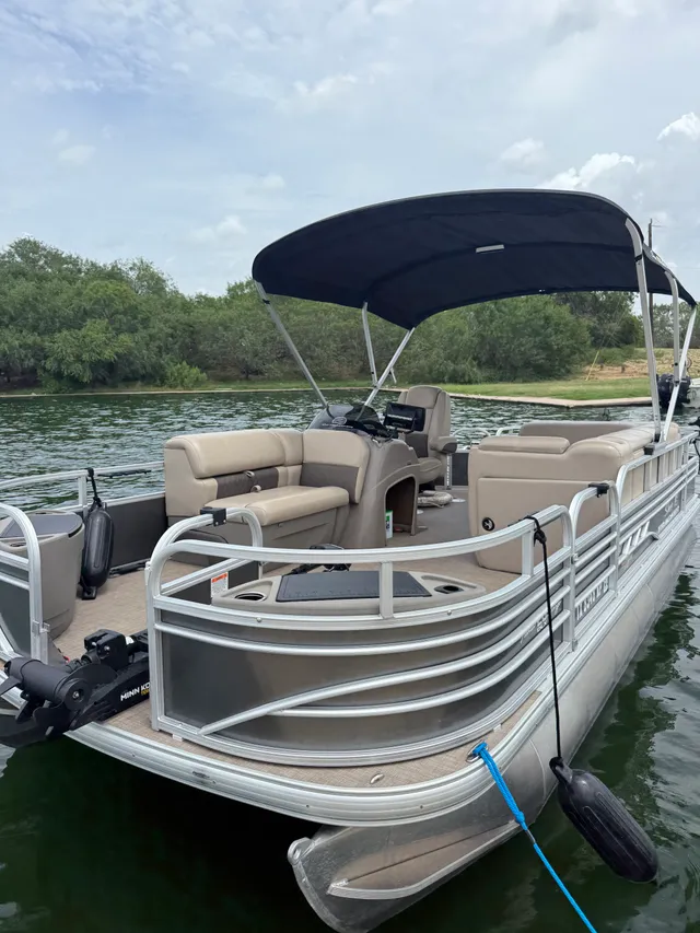 Rent a SUN TRACKER pontoon in Grapevine, TX near me