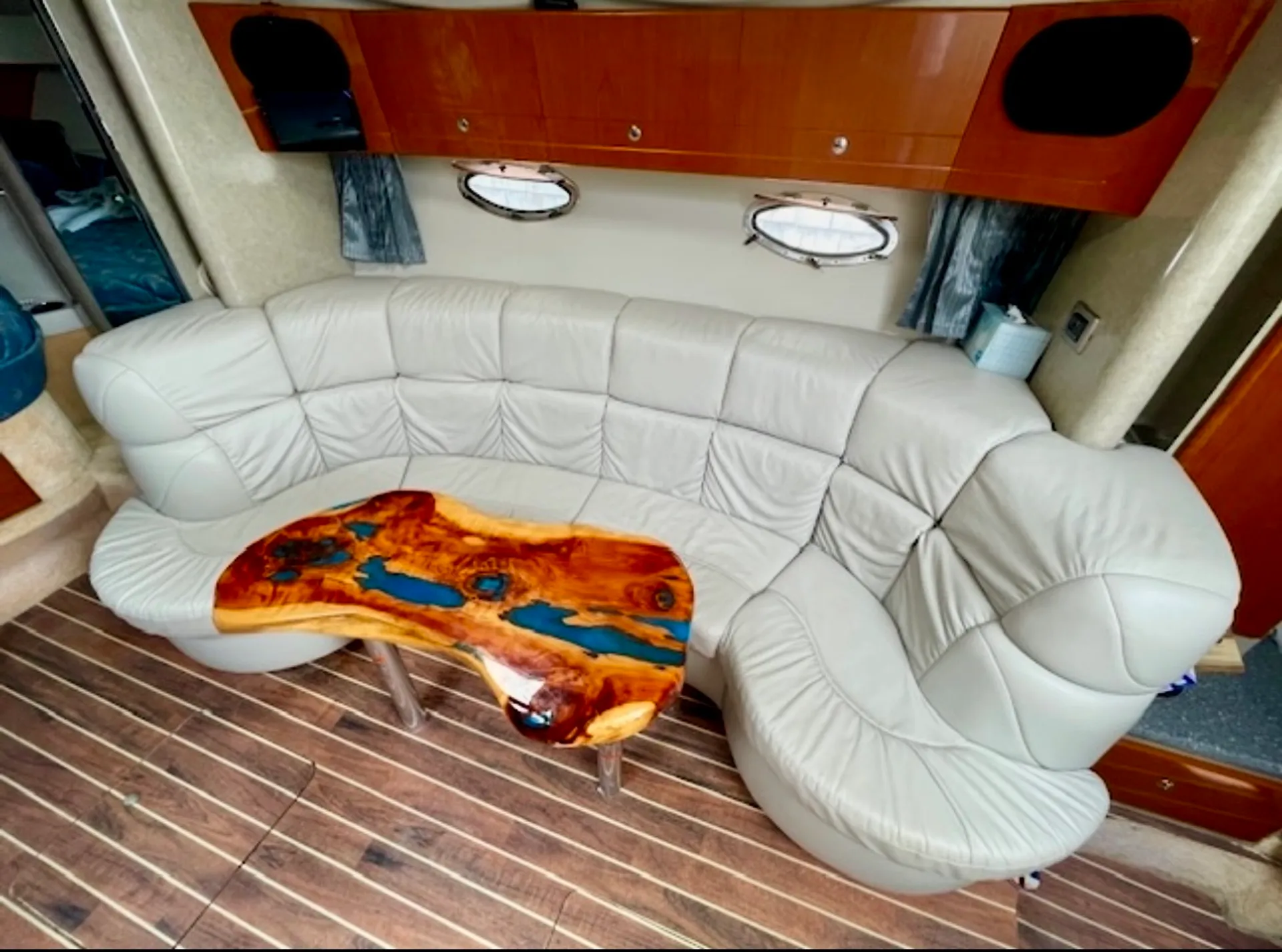 40ft Luxury Performance Cruiser. Perfect for parties and cruises.