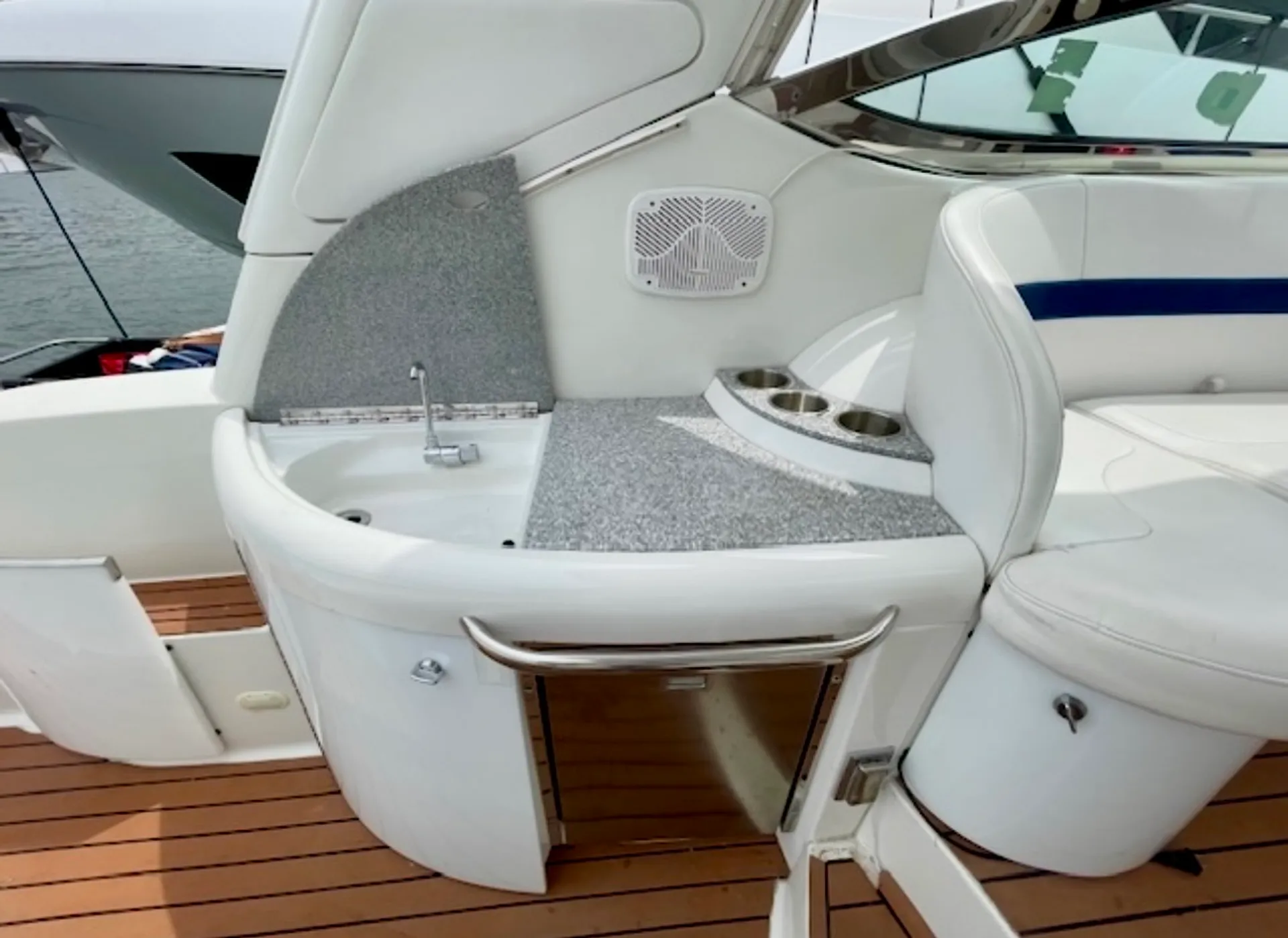 40ft Luxury Performance Cruiser. Perfect for parties and cruises.
