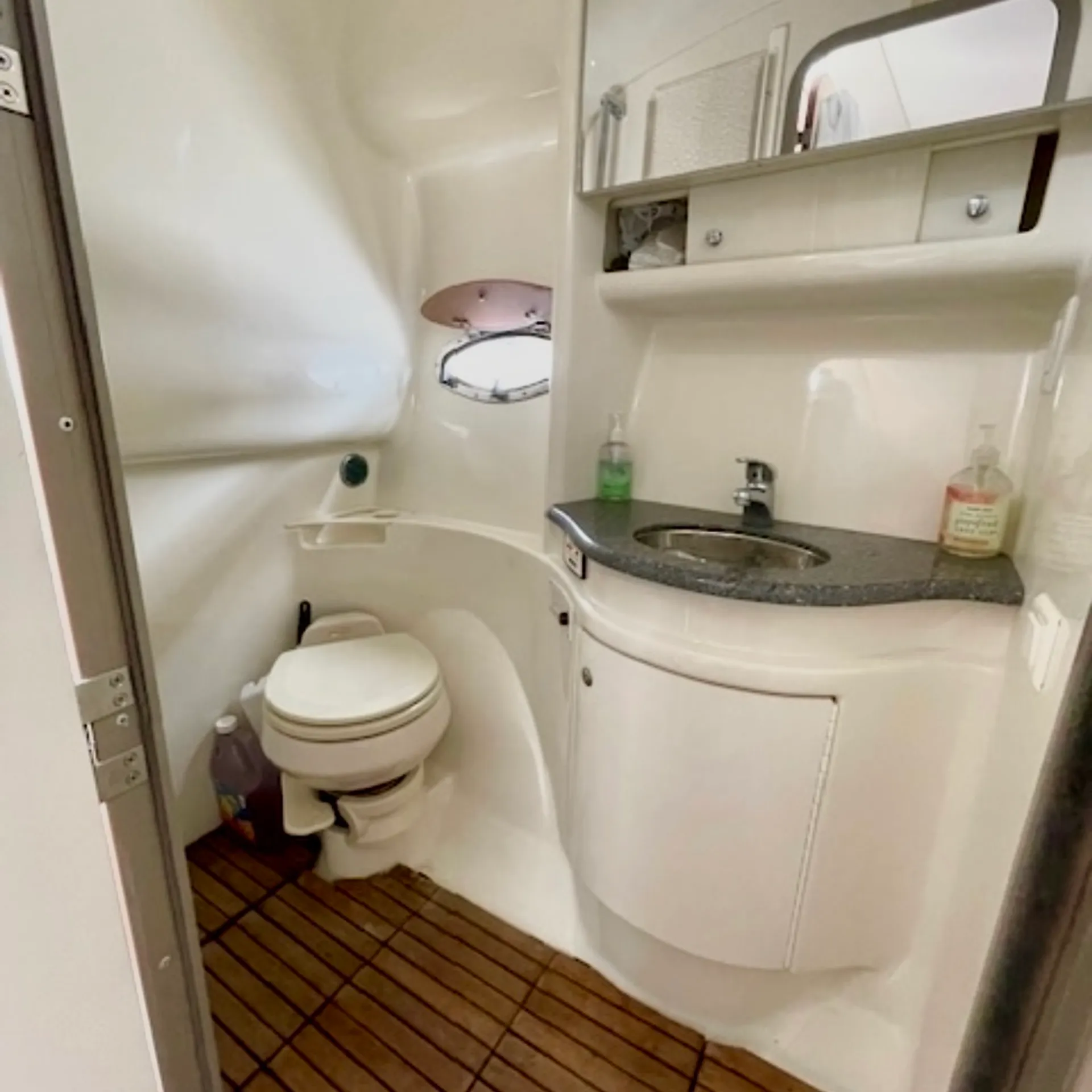 40ft Luxury Performance Cruiser. Perfect for parties and cruises.