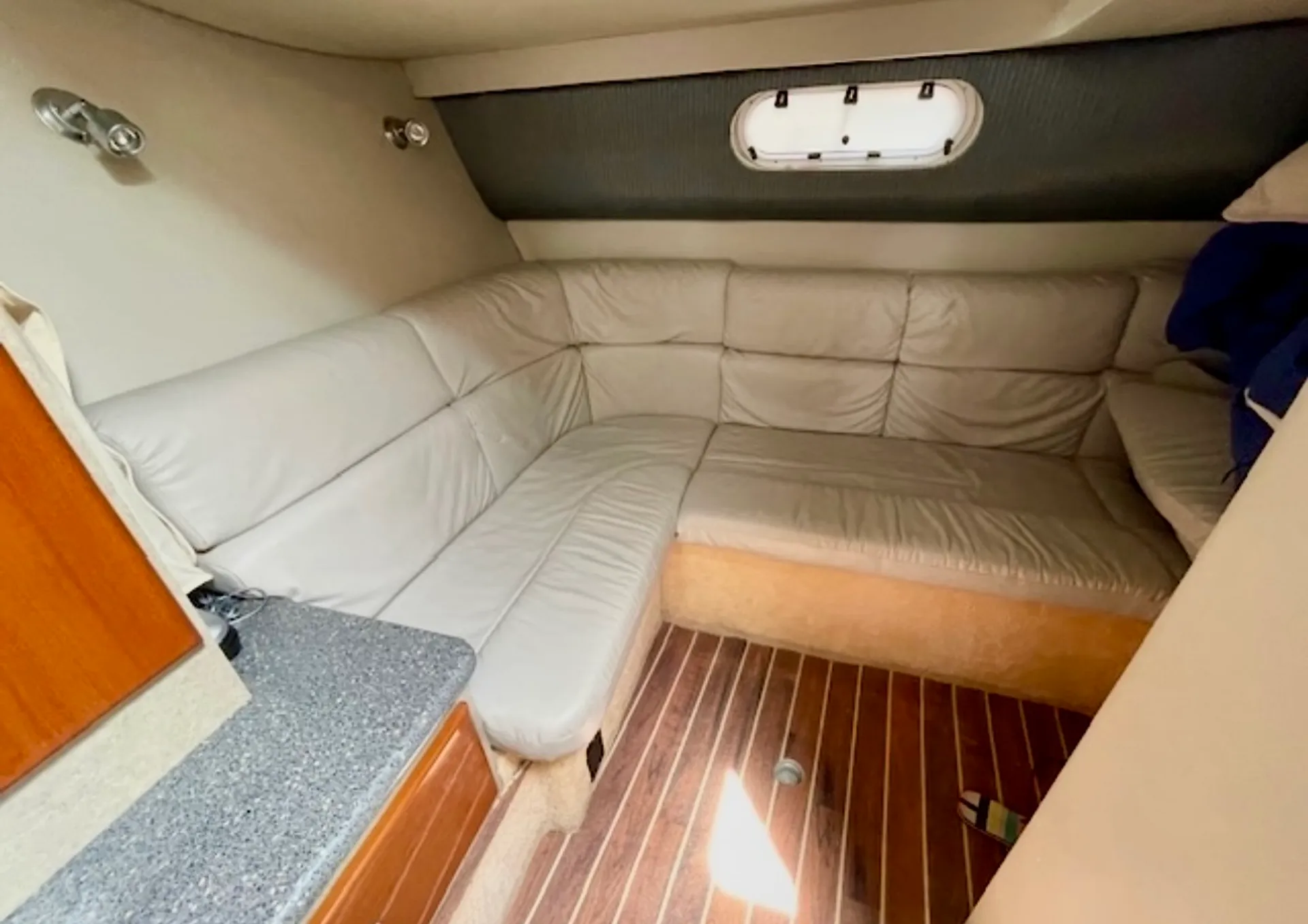 40ft Luxury Performance Cruiser. Perfect for parties and cruises.