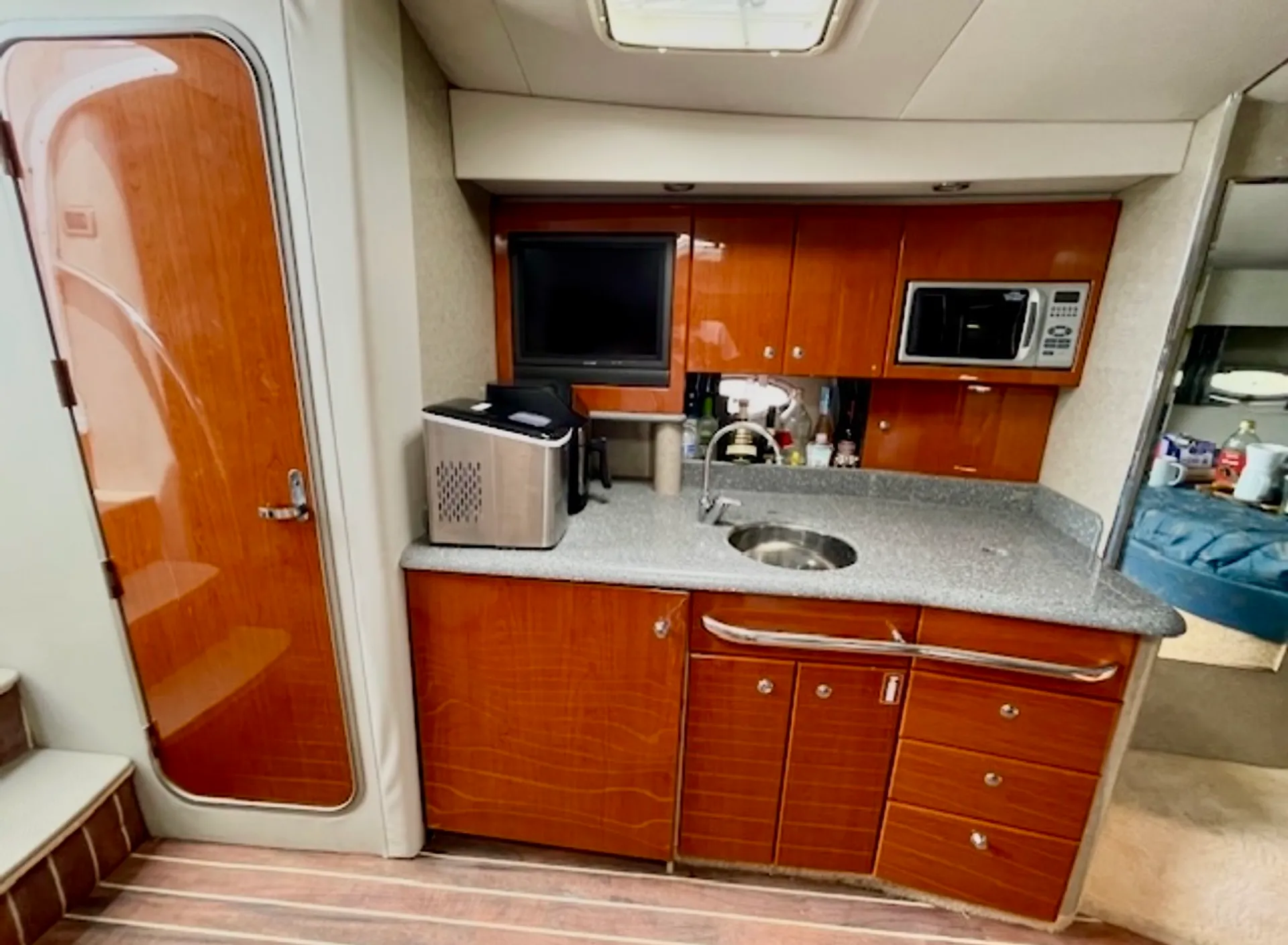 40ft Luxury Performance Cruiser. Perfect for parties and cruises.