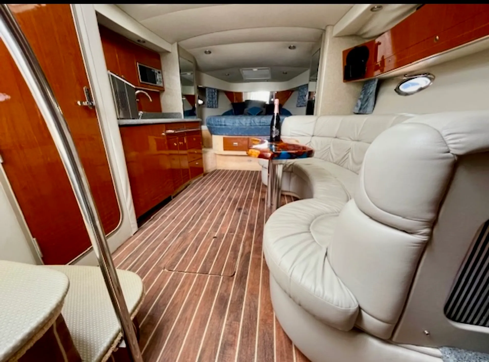 40ft Luxury Performance Cruiser. Perfect for parties and cruises.