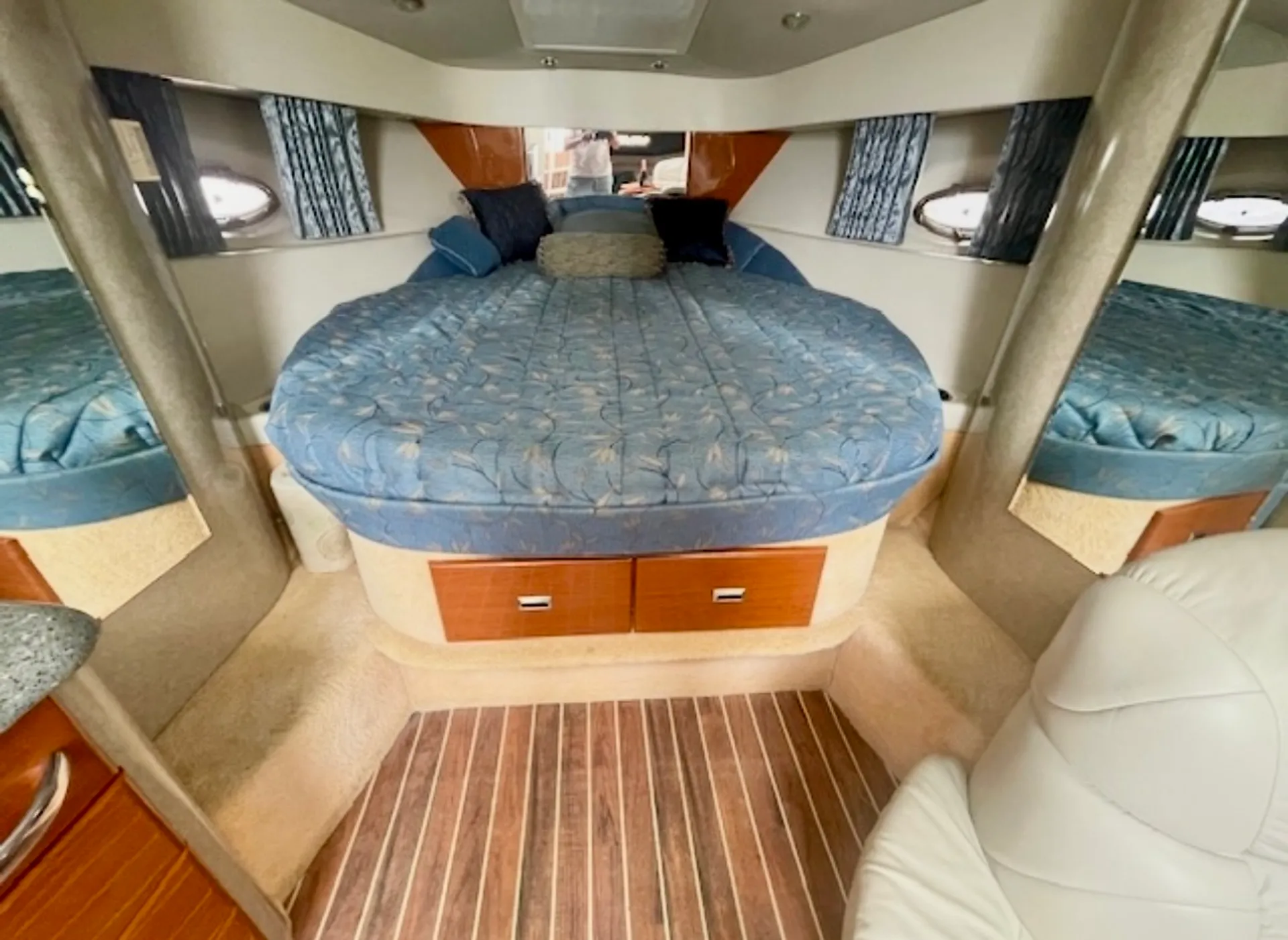 40ft Luxury Performance Cruiser. Perfect for parties and cruises.