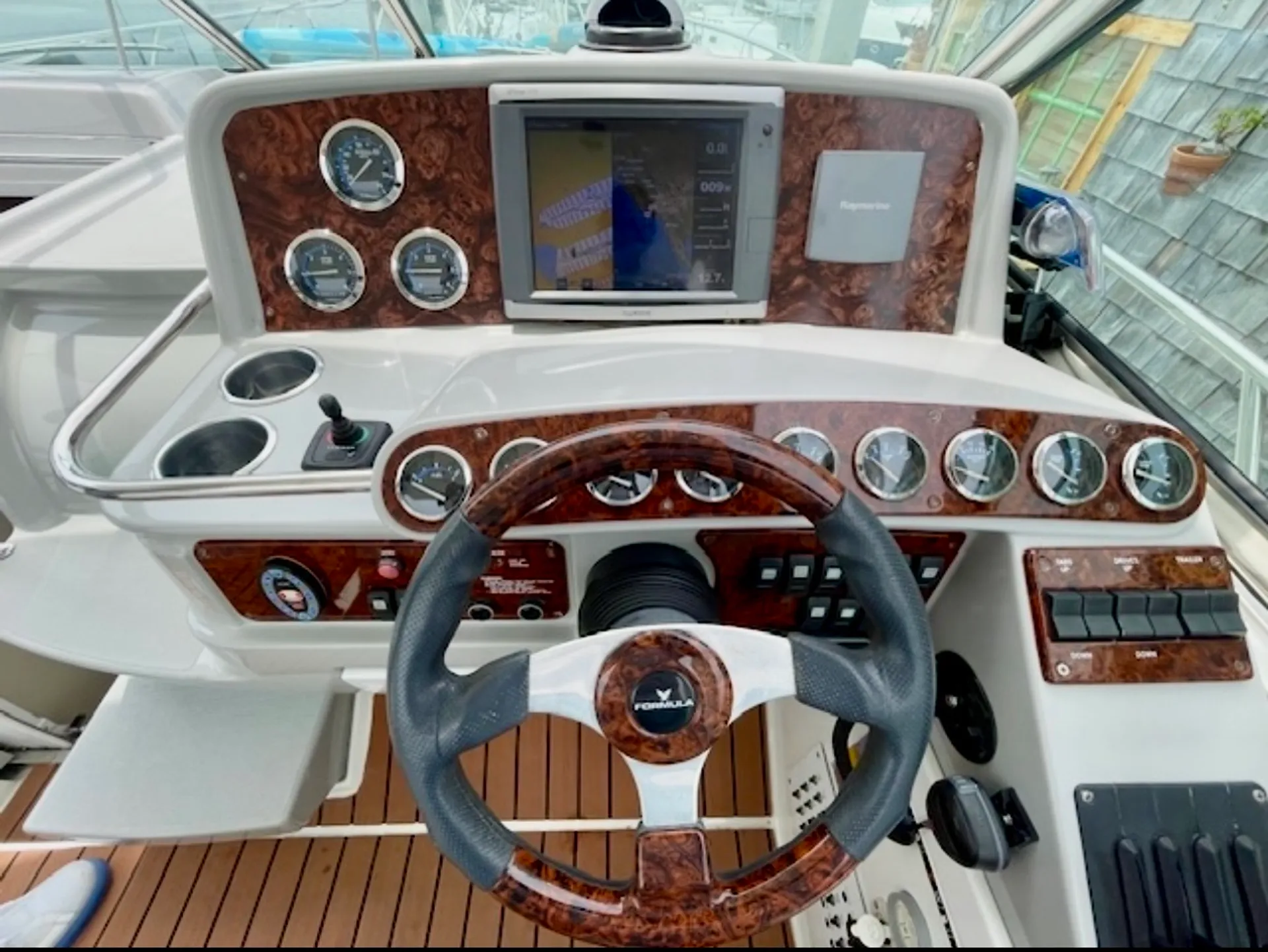 40ft Luxury Performance Cruiser. Perfect for parties and cruises.
