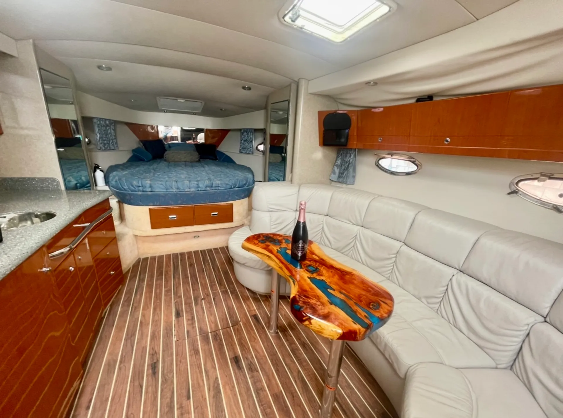 40ft Luxury Performance Cruiser. Perfect for parties and cruises.