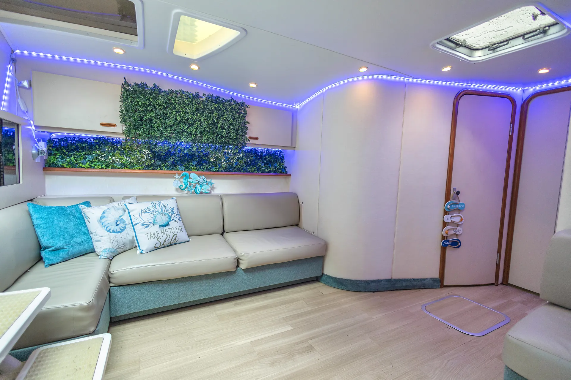 51FT  WELLCRAFT BOAT - LUXURY YACHT
EXPERIENCE 