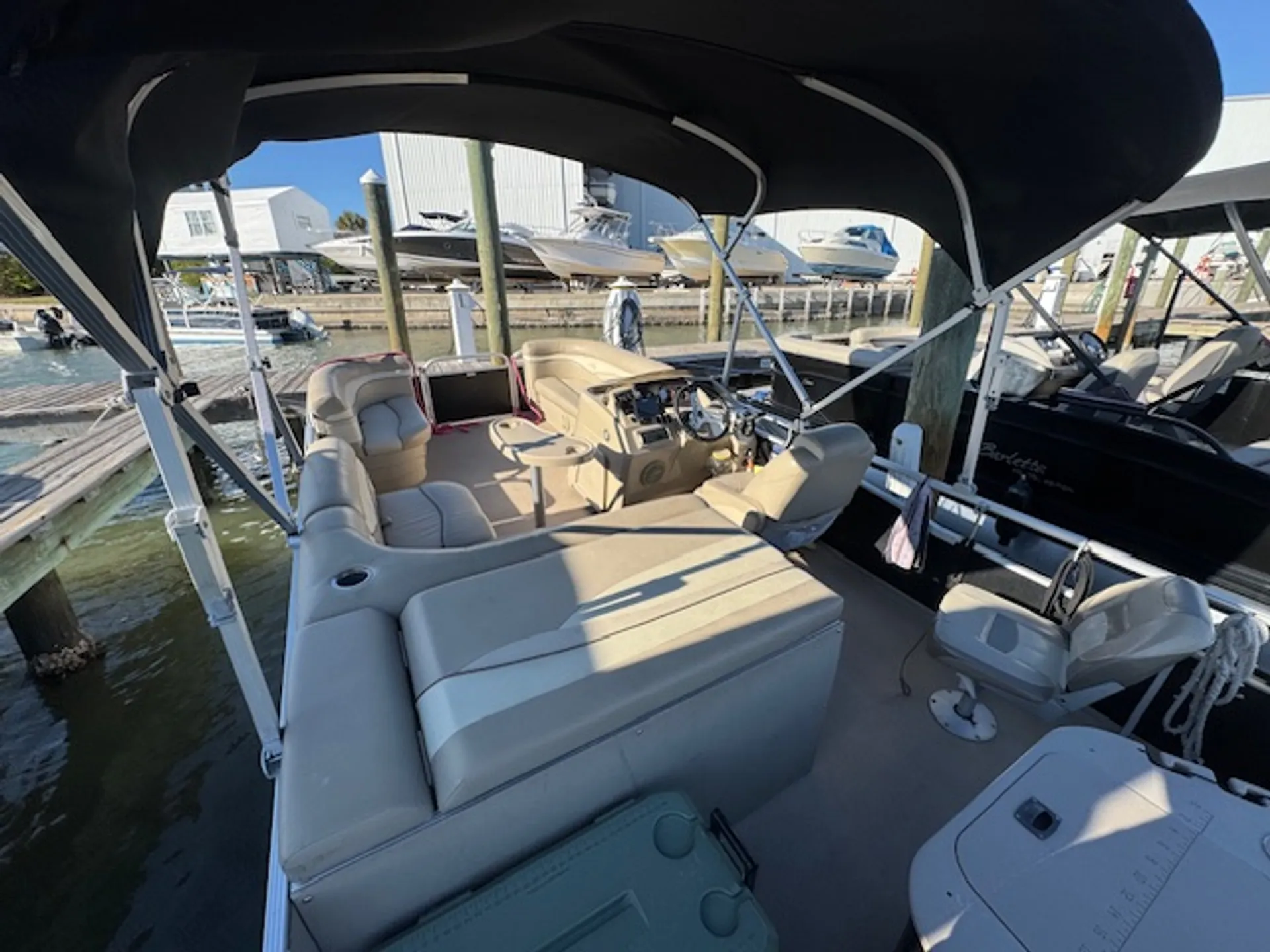 Boat Fun In The Sun - 21 ft/ 8 ppl