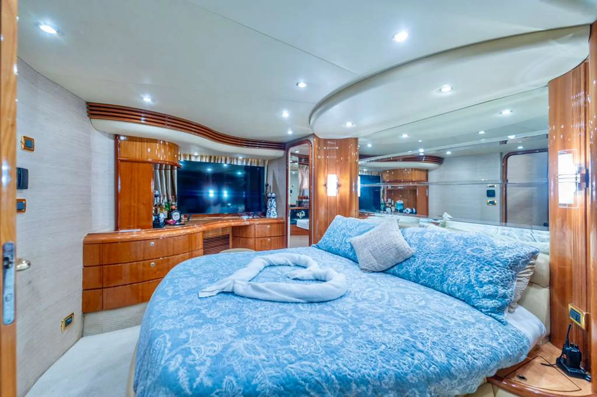 70ft Azimut Luxury Yacht – Jet Skis and Water Toys, Miami Beach