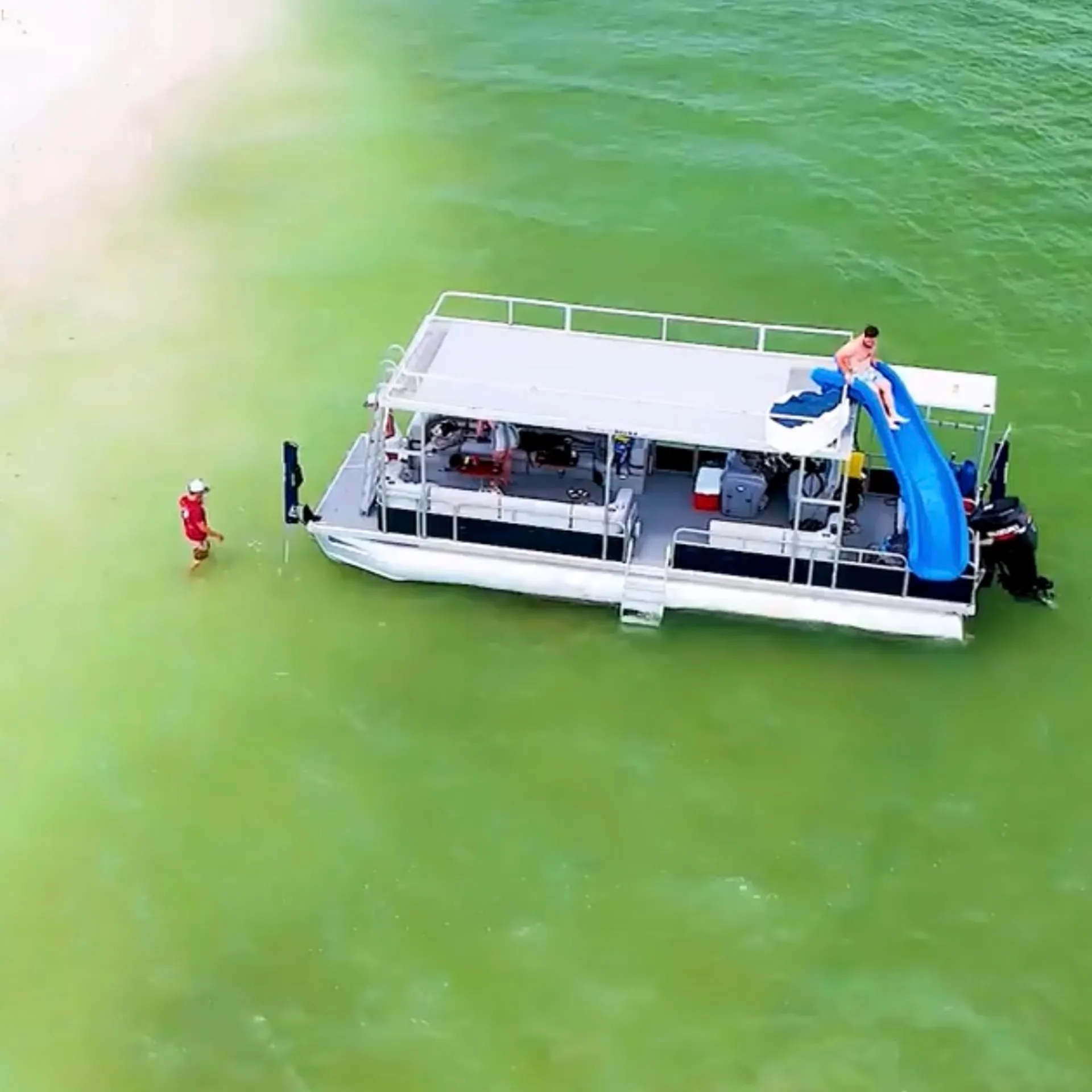 Floating paradise! Rent our 30ft Tritoon 