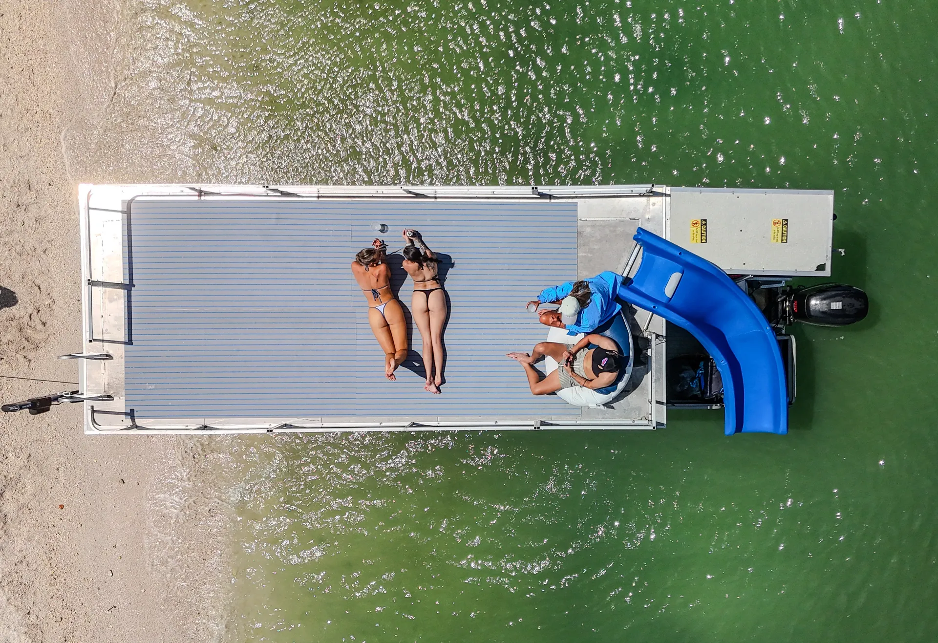 Floating paradise! Rent our 30ft Tritoon 