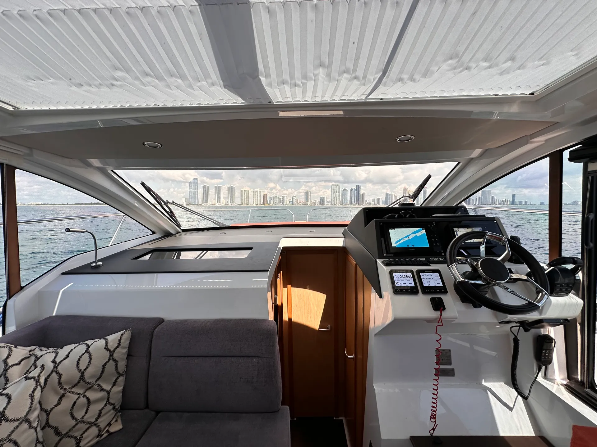 Sealine C330V in Miami Beach, FL — photo 4