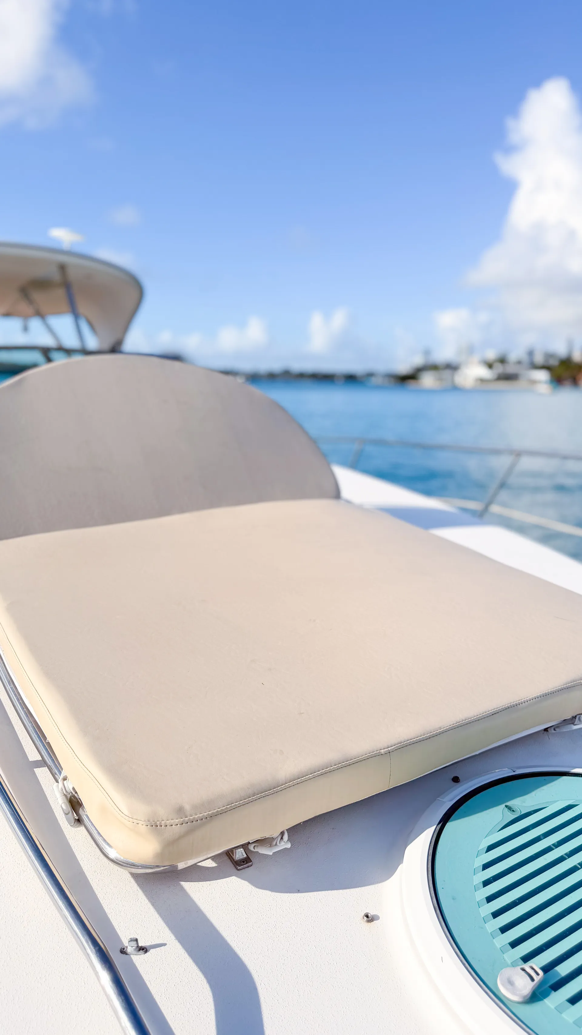 Experience Luxury &amp; Fun on Our Doral Hawaii 42 ft Private Charter!