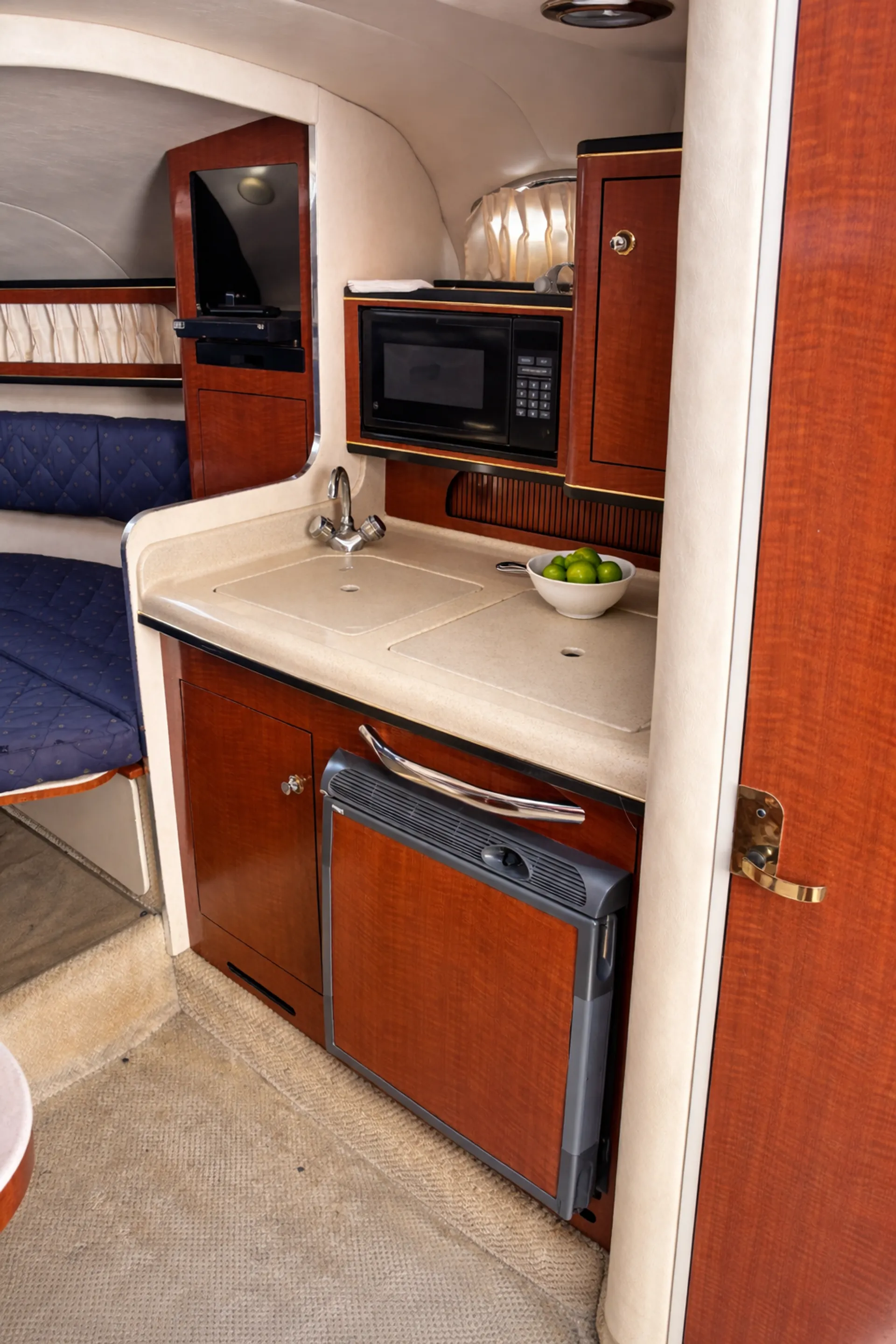 Sea Ray Boats 280 Sundancer in Sunny Isles Beach, FL — photo 8