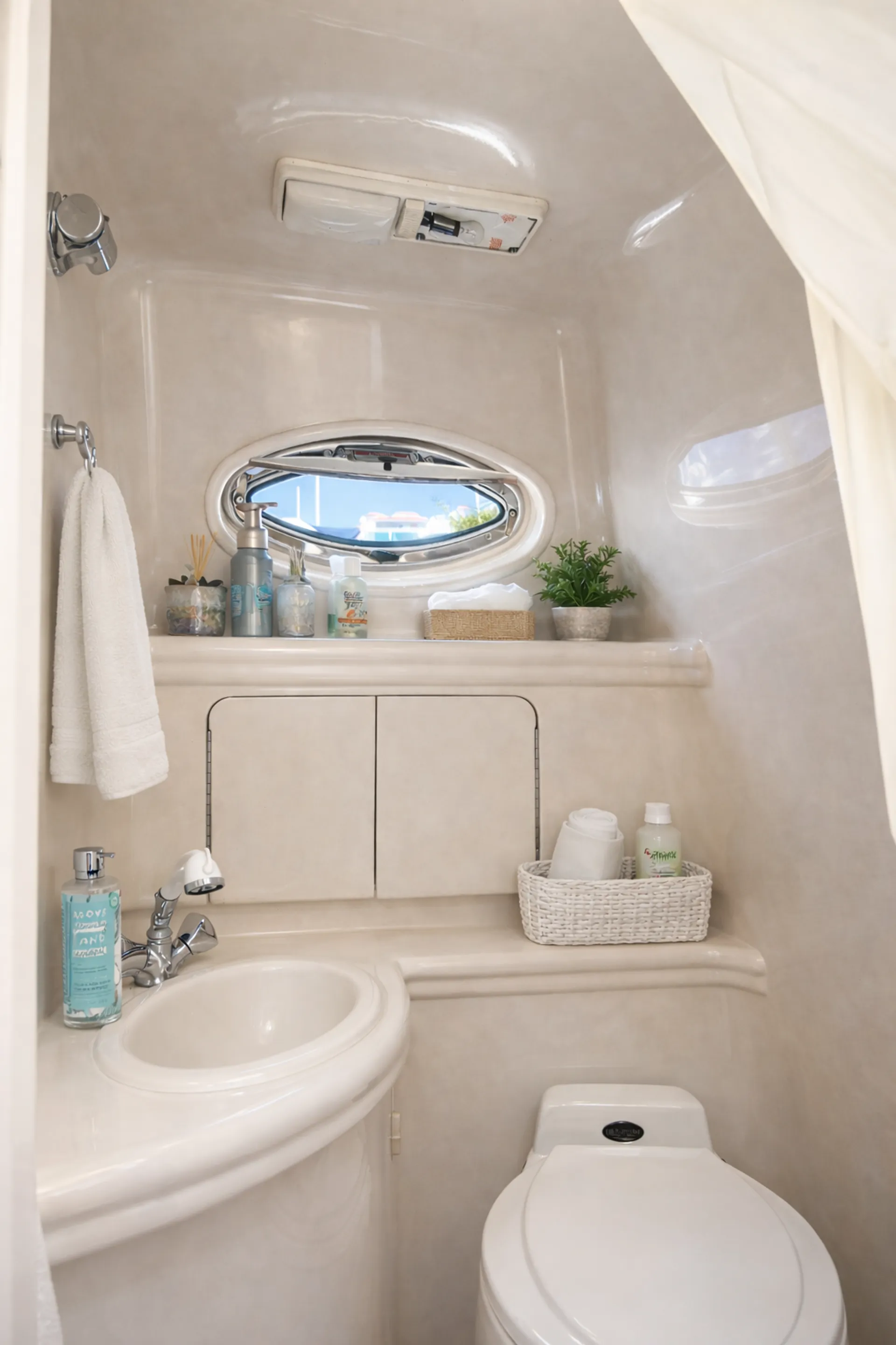 Sea Ray Boats 280 Sundancer in Sunny Isles Beach, FL — photo 9