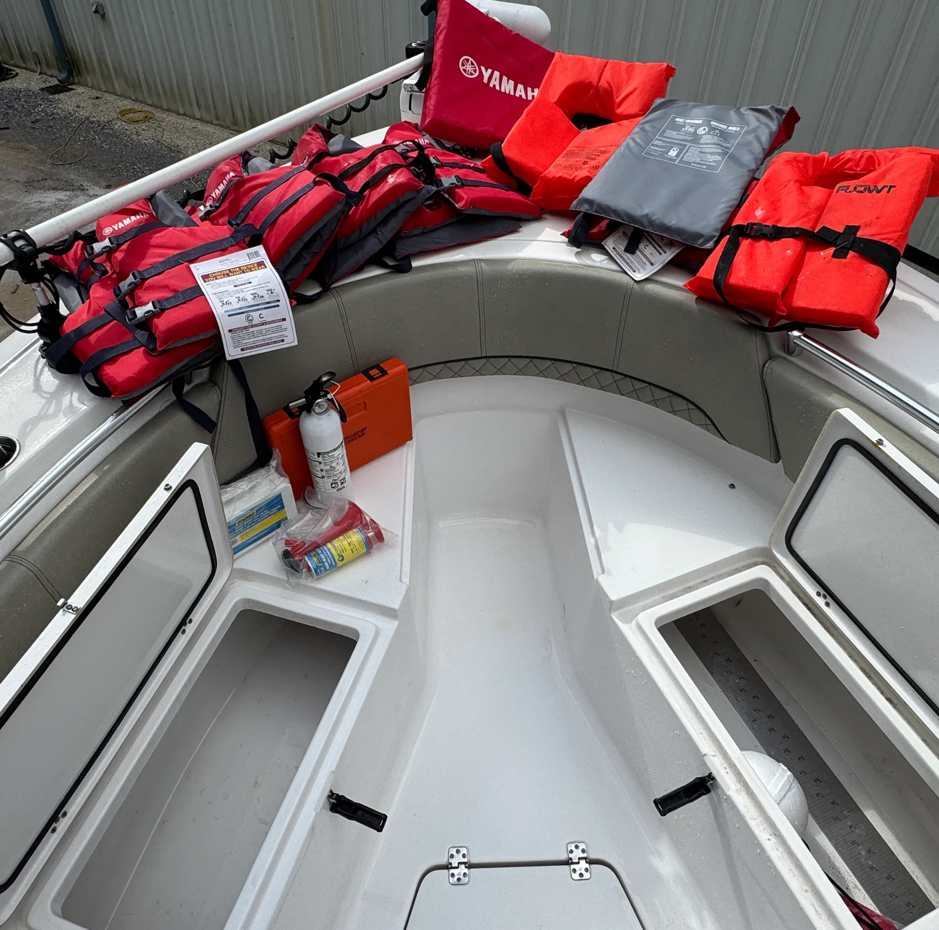 23’ Center Console : Fish/Cruise/Sandbar 