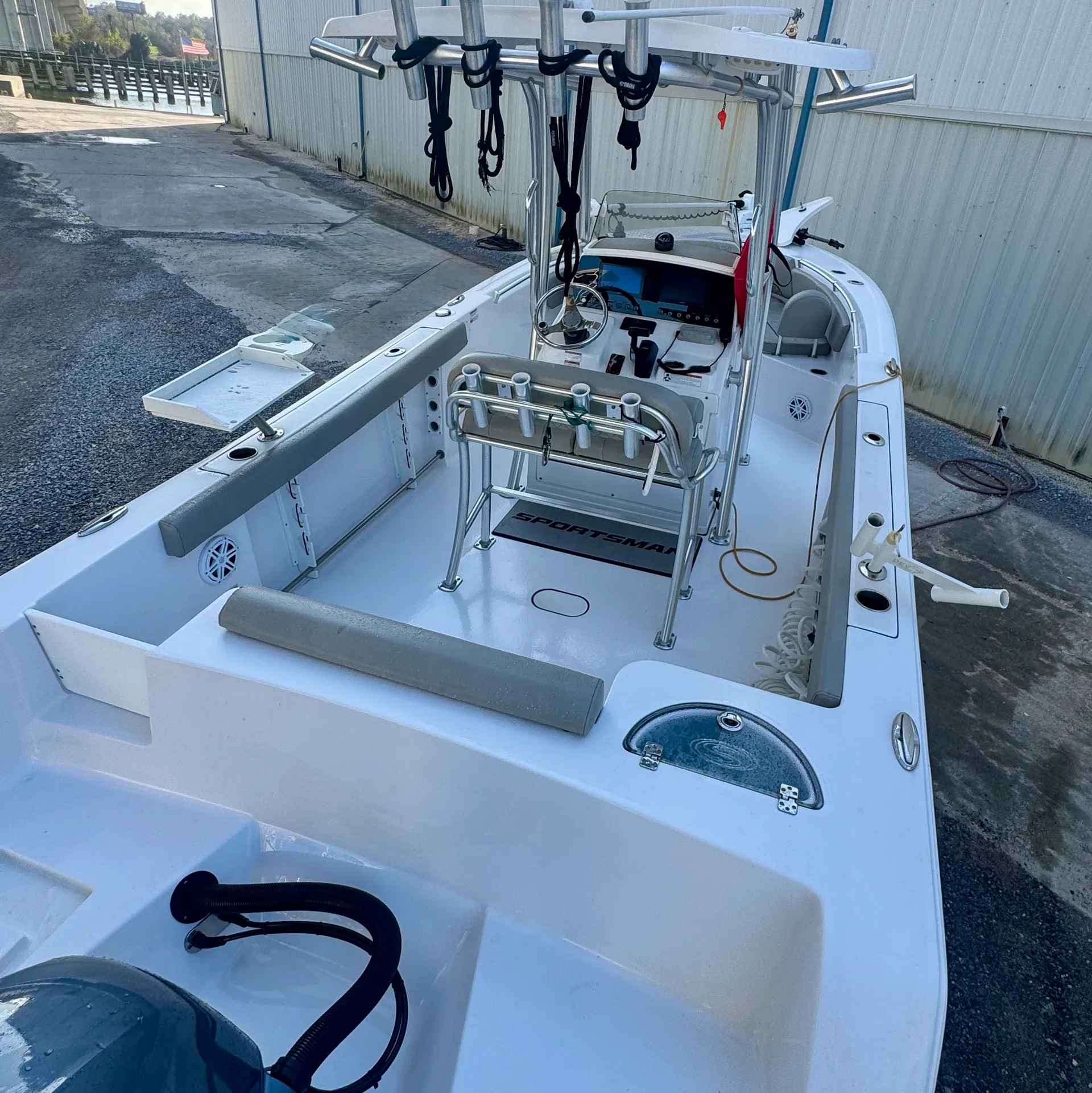 23’ Center Console : Fish/Cruise/Sandbar 