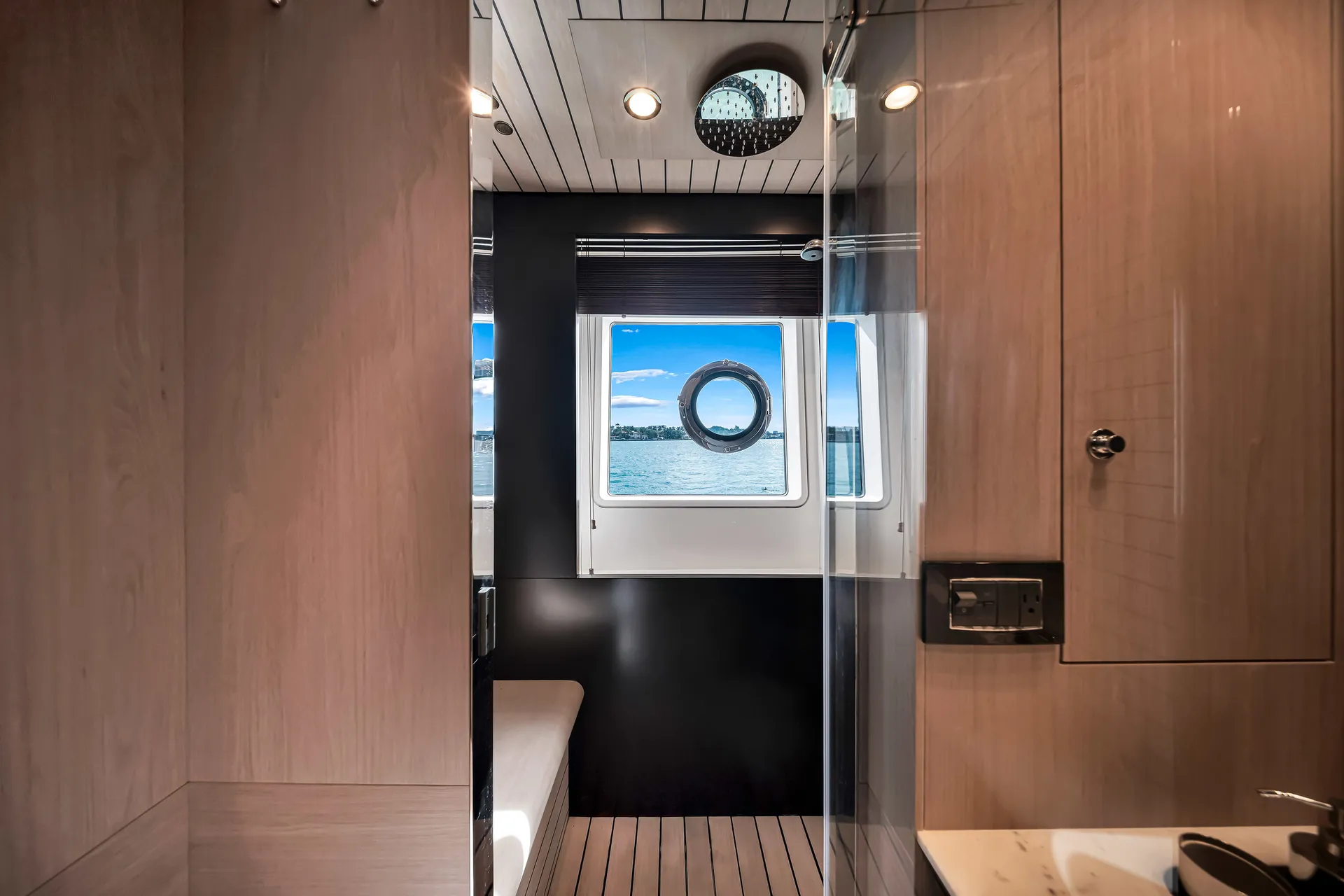 88ft Azimut "Cloud 9" –  Luxury Spacious Yacht w/ Jacuzzi