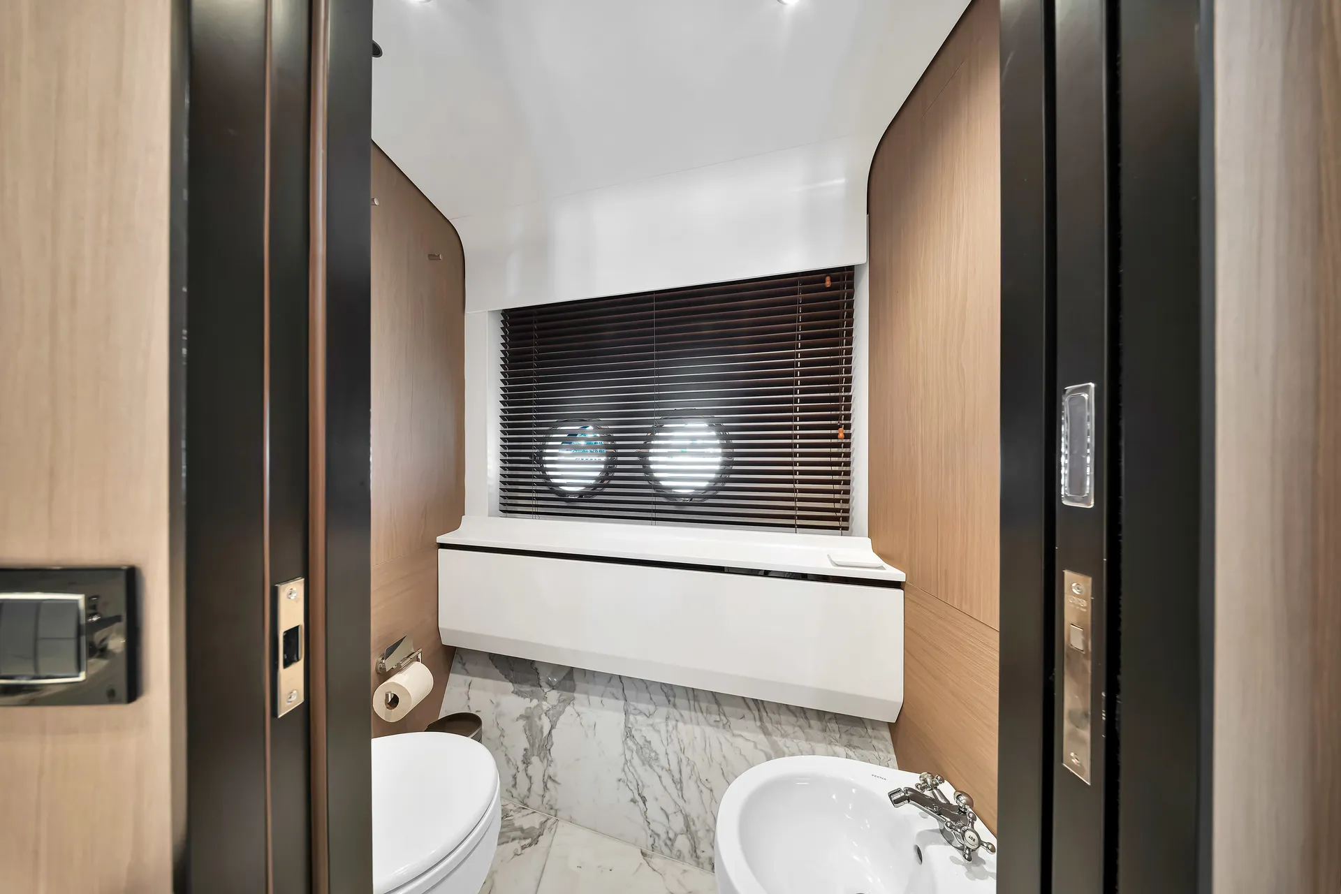 88ft Azimut "Cloud 9" –  Luxury Spacious Yacht w/ Jacuzzi