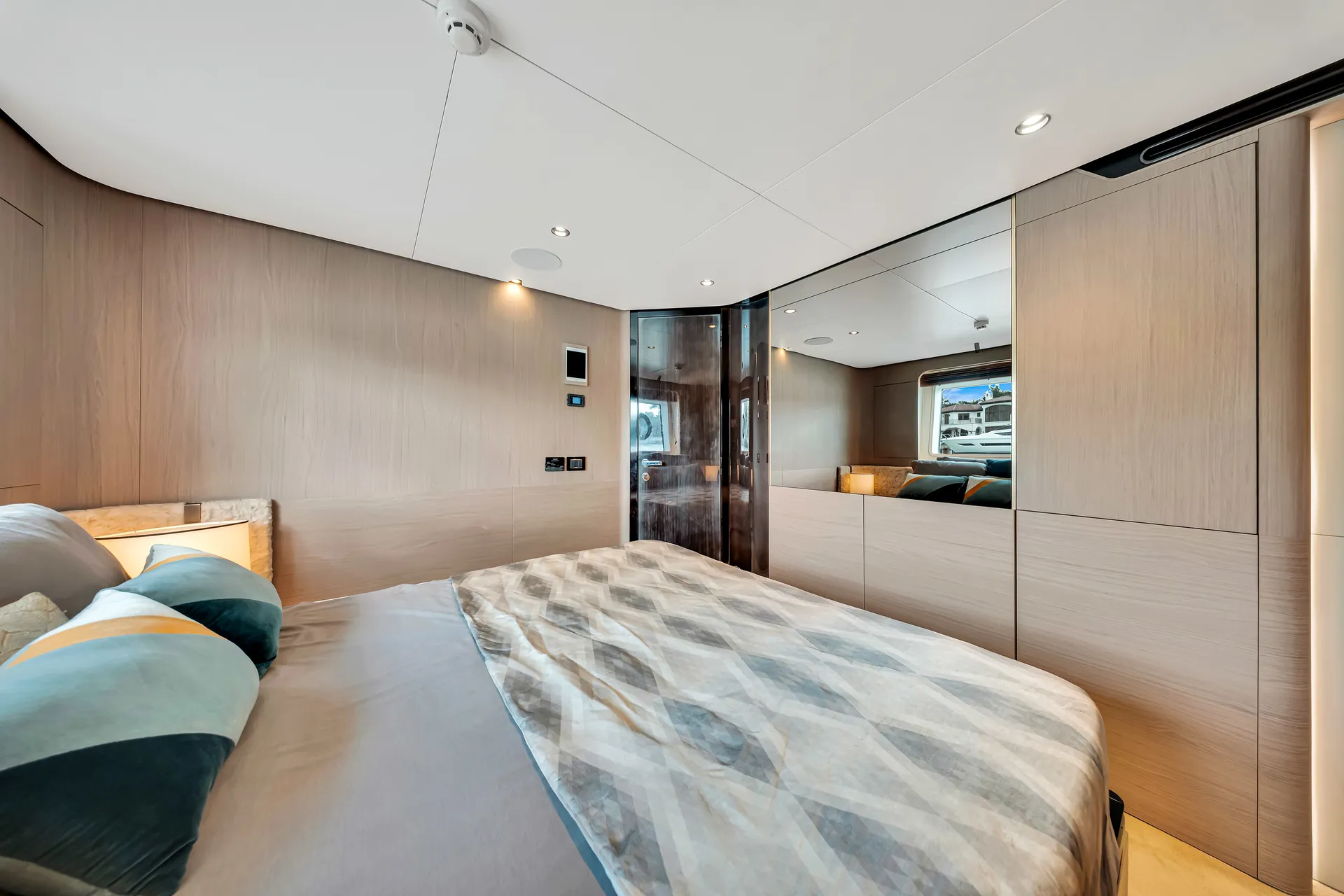 88ft Azimut "Cloud 9" –  Luxury Spacious Yacht w/ Jacuzzi