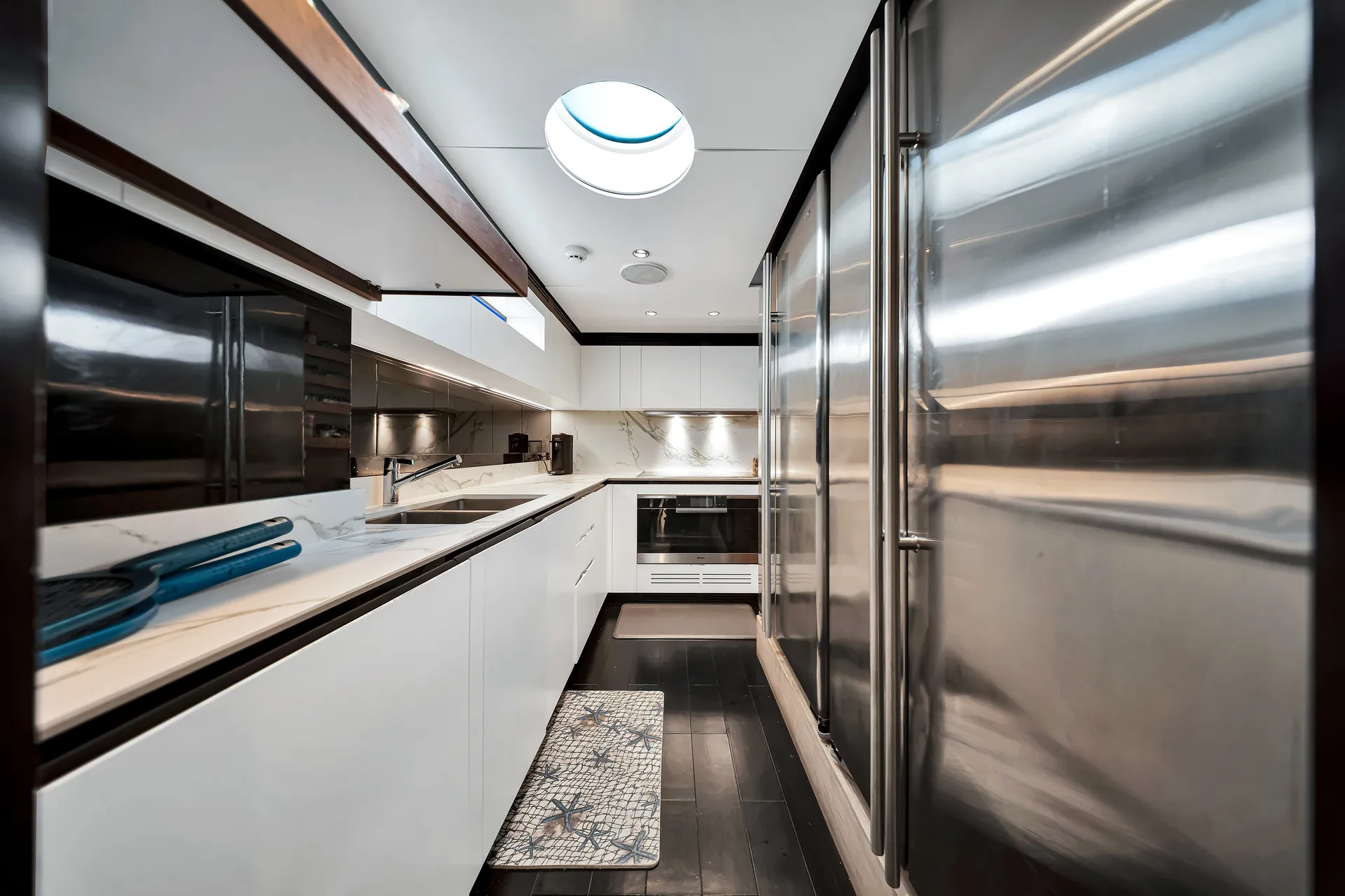 88ft Azimut "Cloud 9" –  Luxury Spacious Yacht w/ Jacuzzi