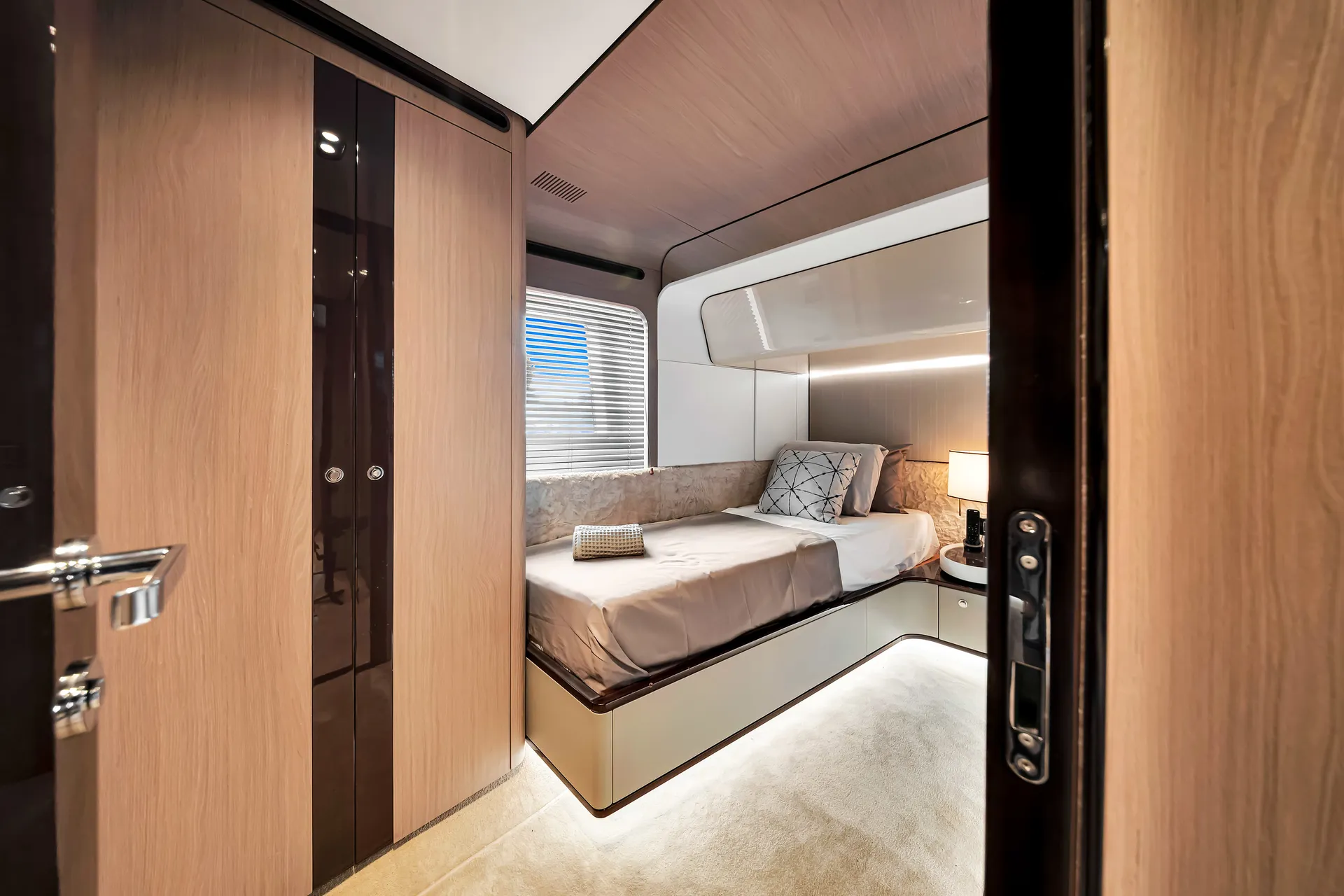 88ft Azimut "Cloud 9" –  Luxury Spacious Yacht w/ Jacuzzi